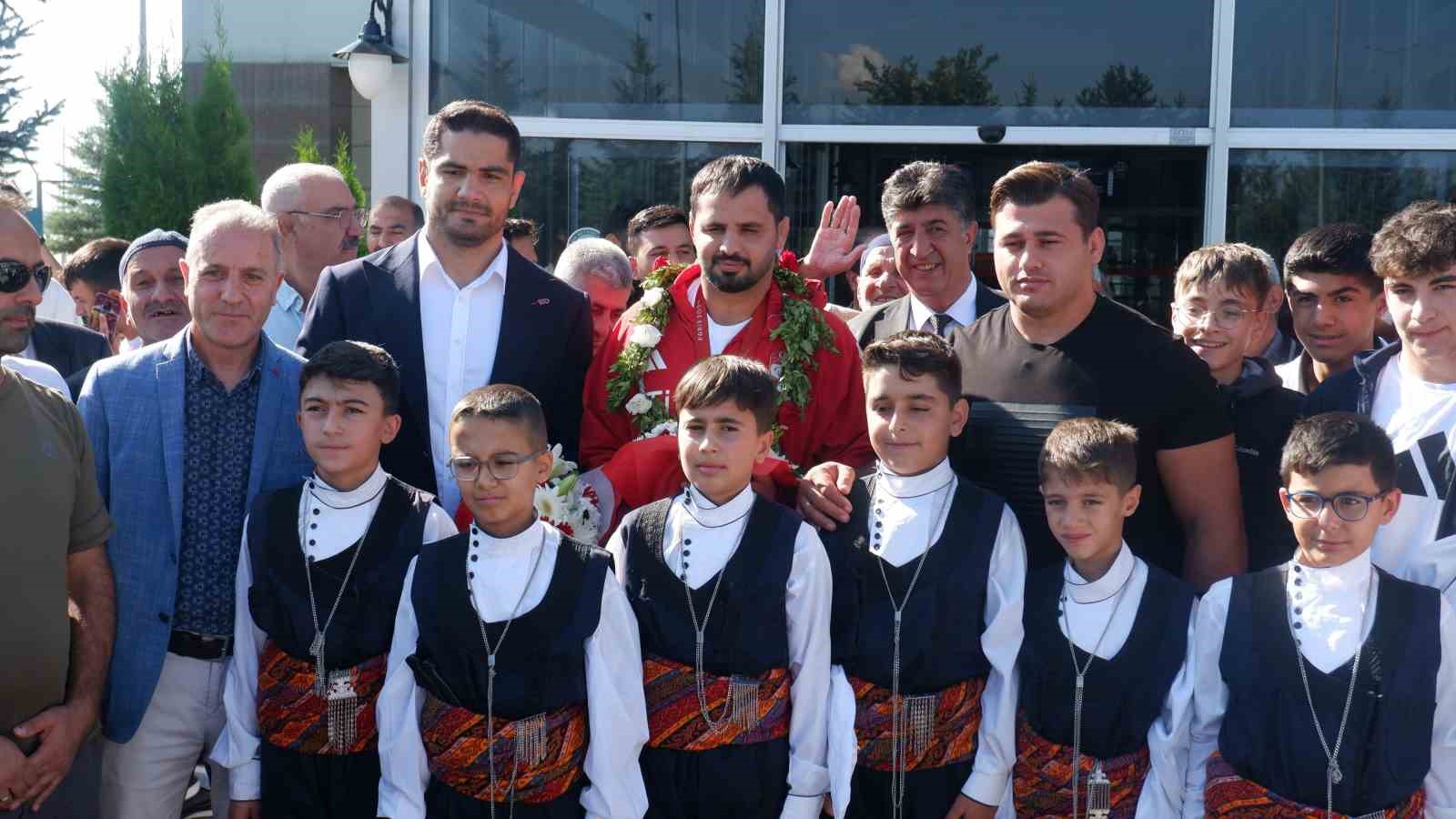 Olimpiyat şampiyonu İbrahim Bölükbaşı, memleketi Erzurum’da omuzlarda karşılandı
