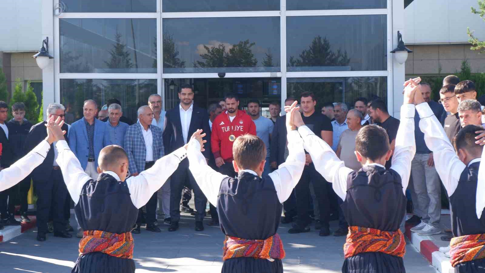 Olimpiyat şampiyonu İbrahim Bölükbaşı, memleketi Erzurum’da omuzlarda karşılandı
