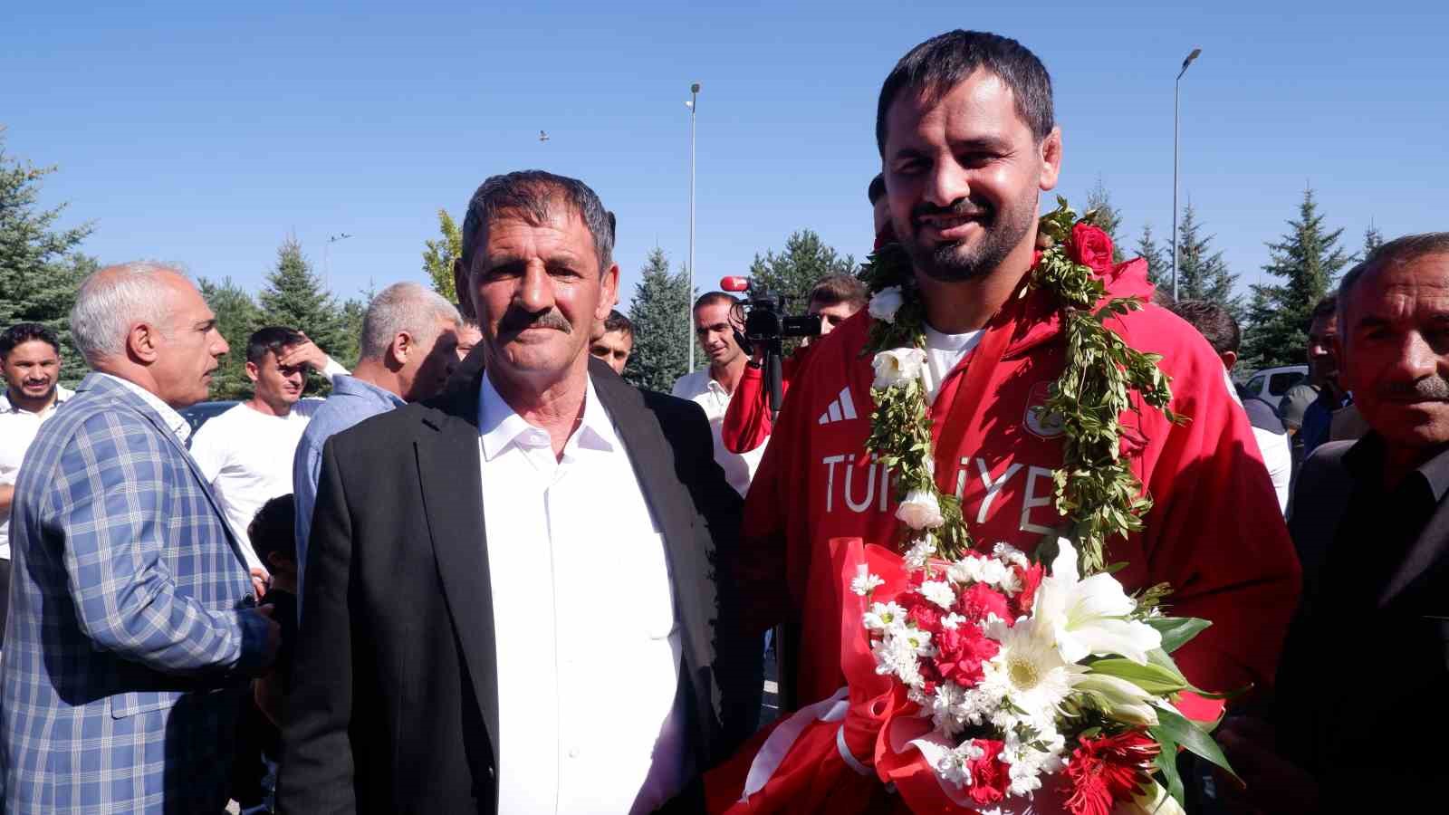 Olimpiyat şampiyonu İbrahim Bölükbaşı, memleketi Erzurum’da omuzlarda karşılandı
