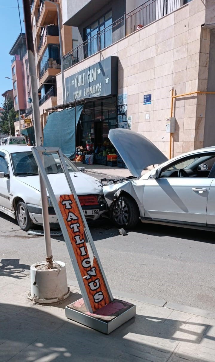 Elazığ’da otomobillerin çarpışma anı kamerada
