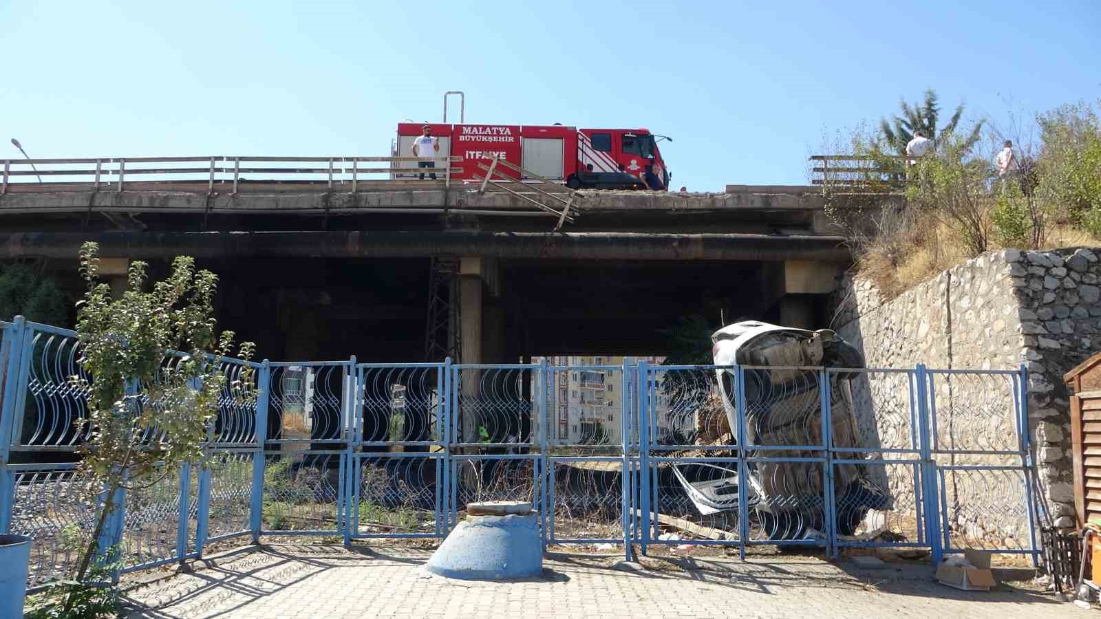 Köprüden uçan araç dik şekilde asılı kaldı
