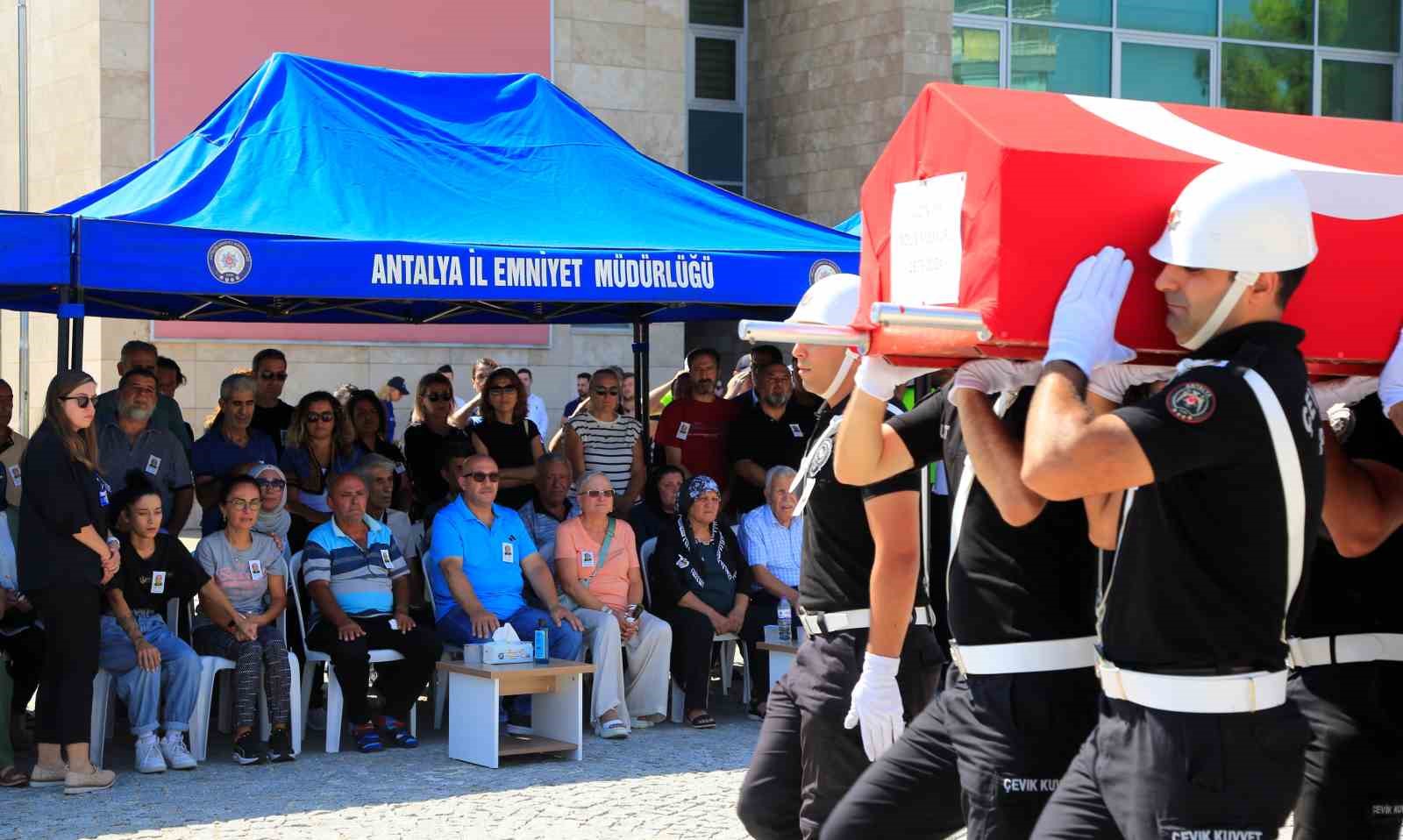 Trafik kazasında hayatını kaybeden polis memuruna gözü yaşlı veda
