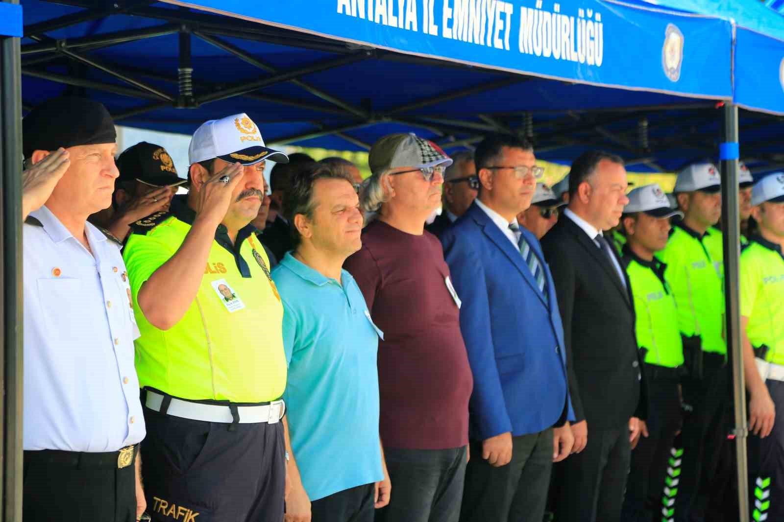 Trafik kazasında hayatını kaybeden polis memuruna gözü yaşlı veda
