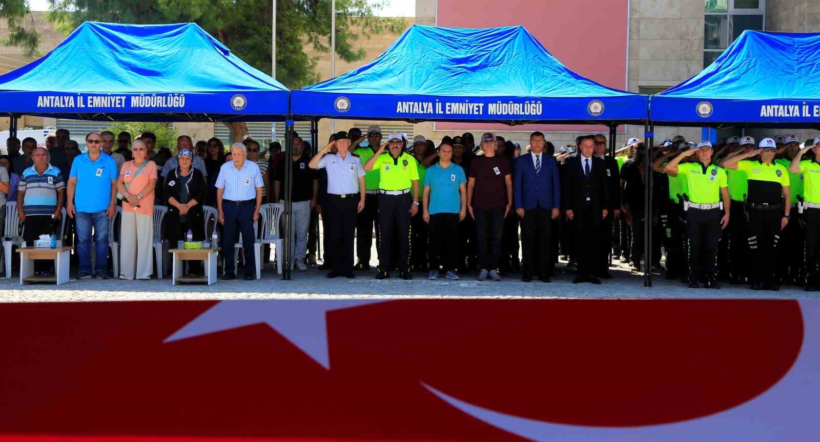 Trafik kazasında hayatını kaybeden polis memuruna gözü yaşlı veda
