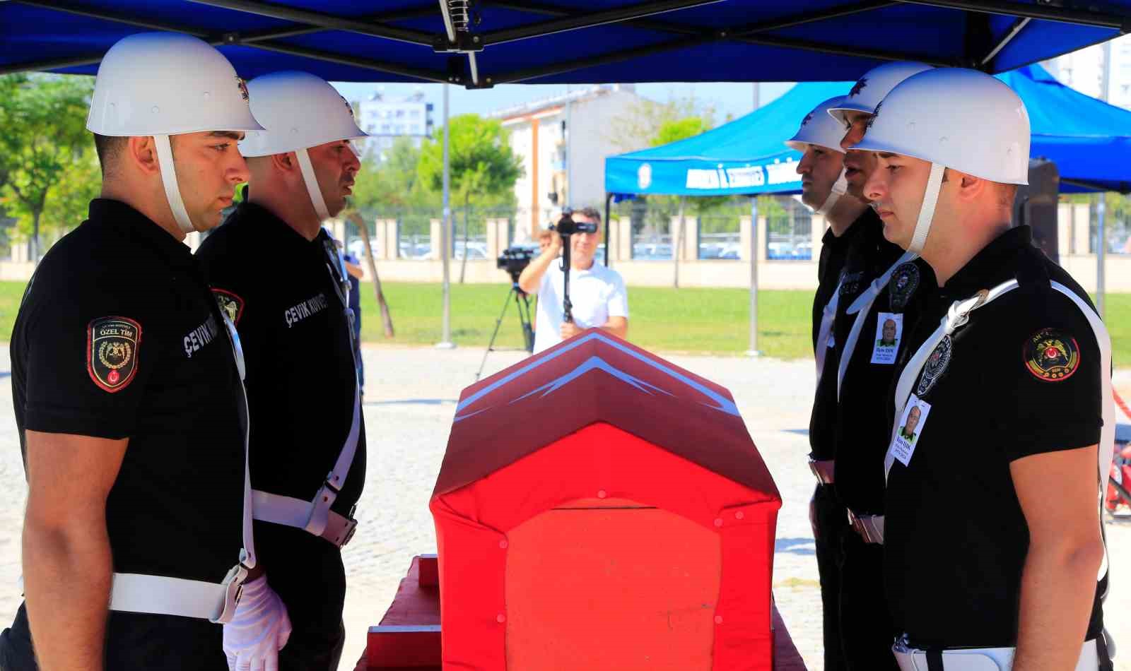 Trafik kazasında hayatını kaybeden polis memuruna gözü yaşlı veda
