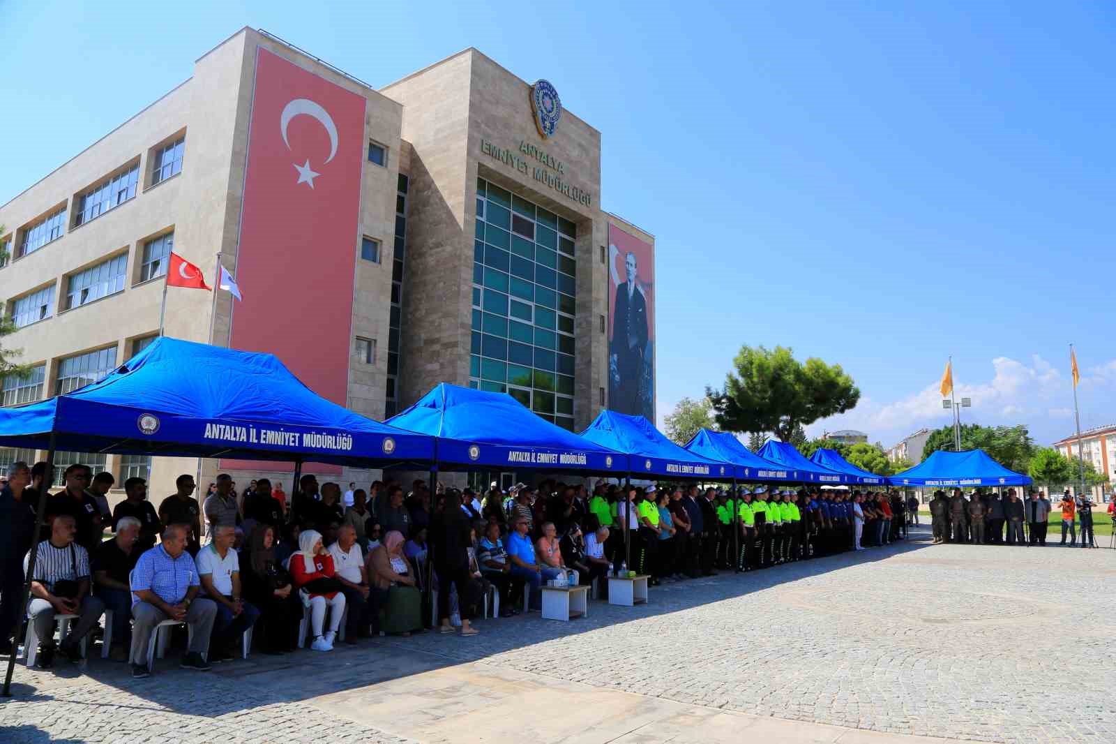 Trafik kazasında hayatını kaybeden polis memuruna gözü yaşlı veda
