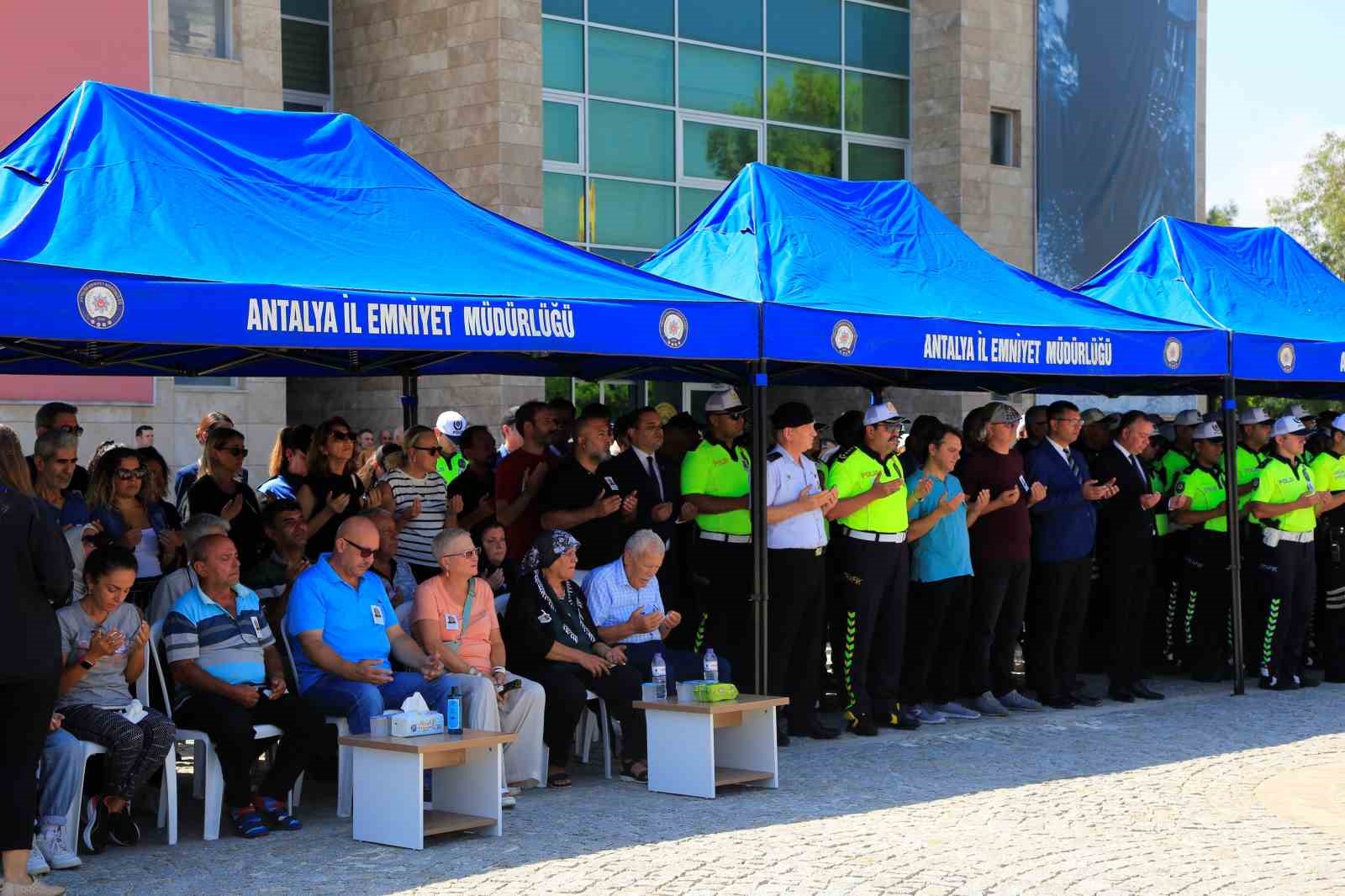 Trafik kazasında hayatını kaybeden polis memuruna gözü yaşlı veda
