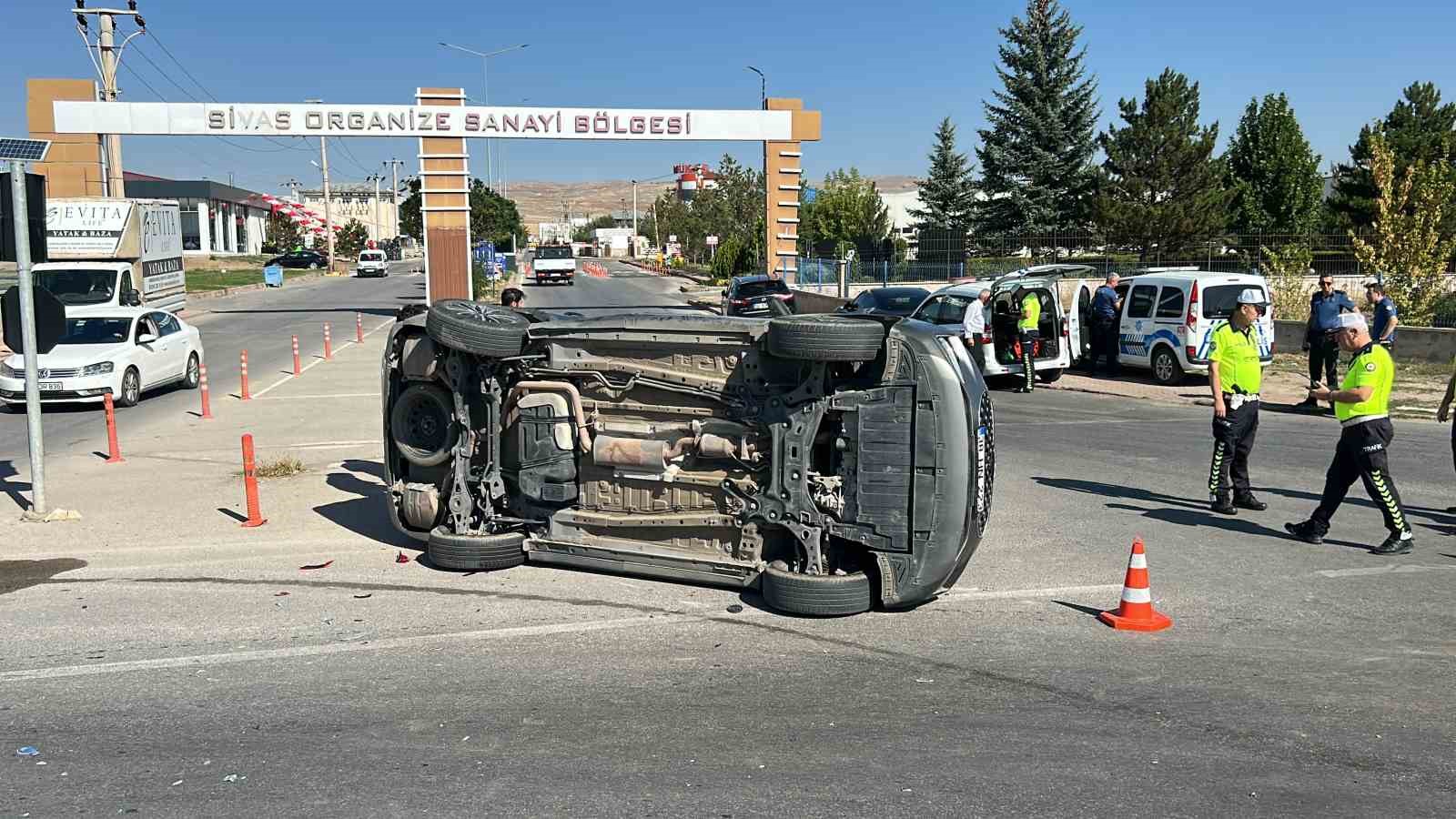 Otomobilin çarptığı cip yan yattı: 1 yaralı
