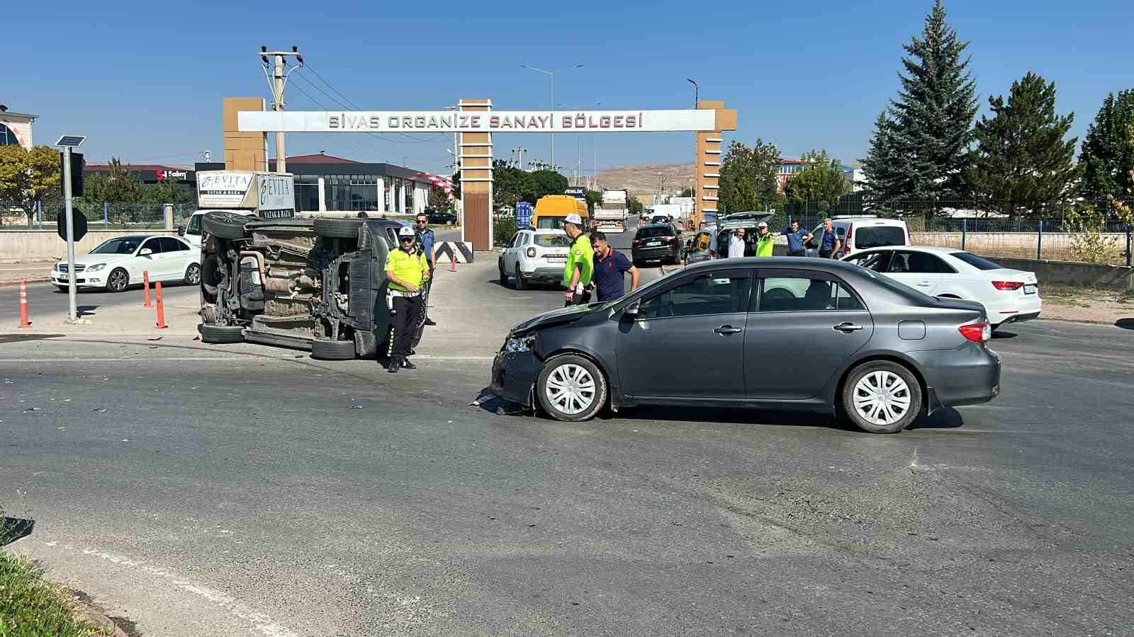 Otomobilin çarptığı cip yan yattı: 1 yaralı
