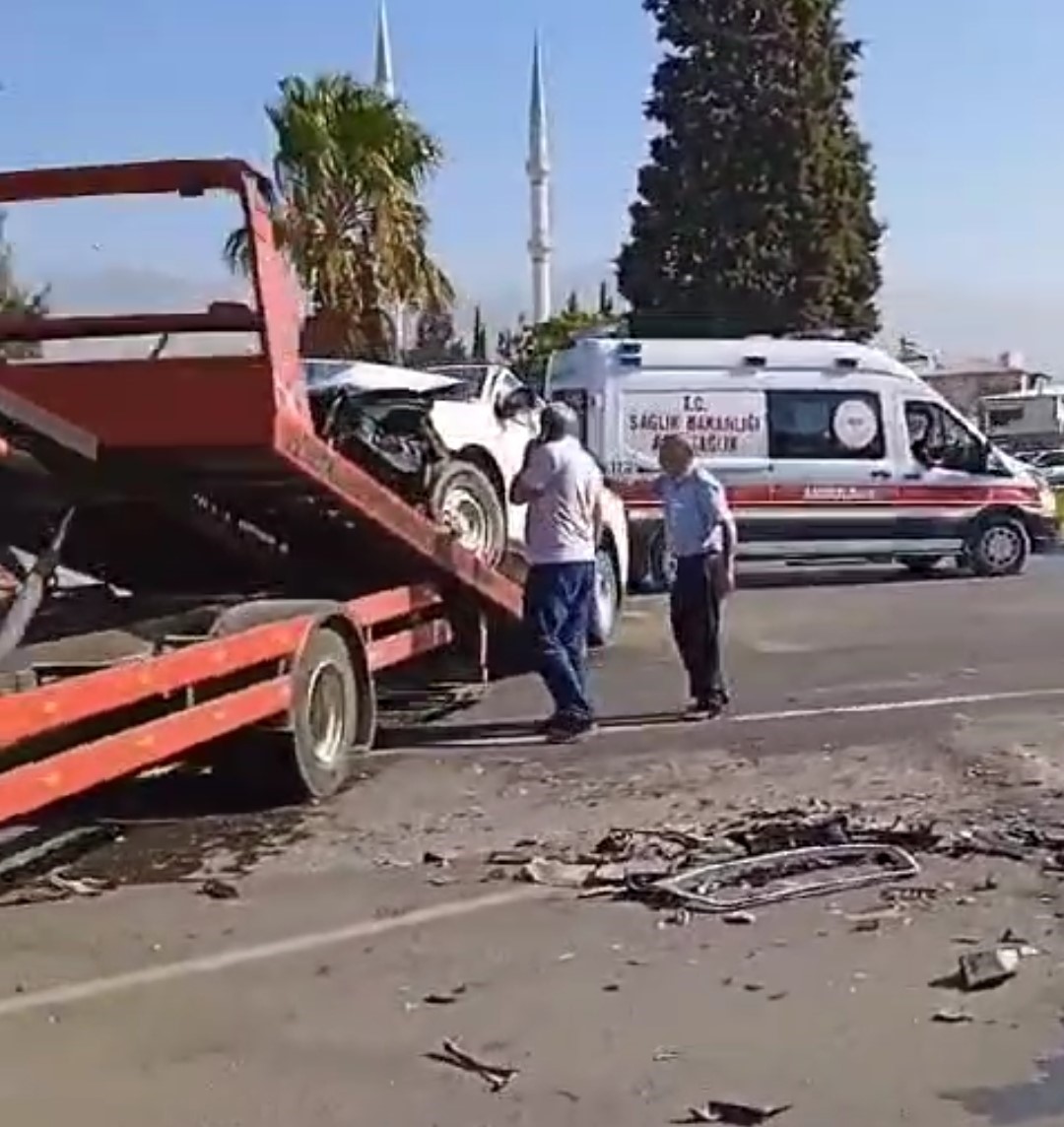 Kahramanmaraş’ta 6 kişinin yaralandığı kaza araç kamerasına yansıdı
