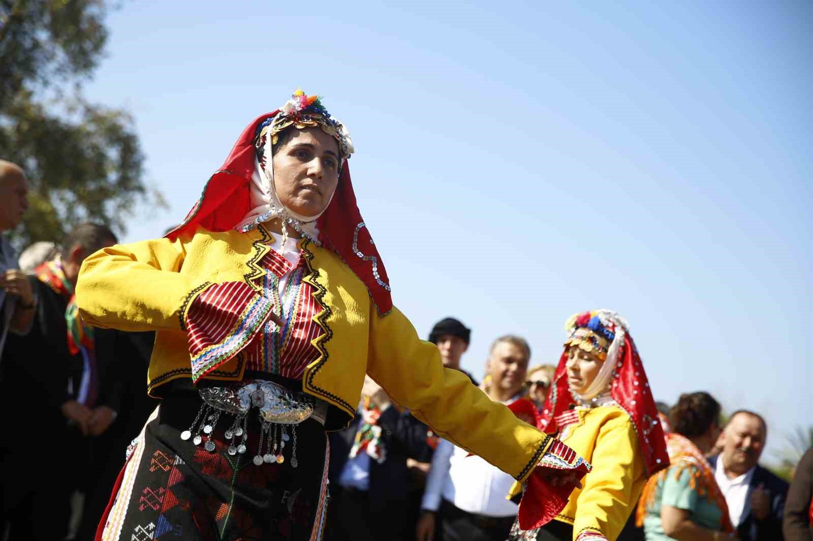 Antalya caddeleri Yörük Göçü’yle şenlendi
