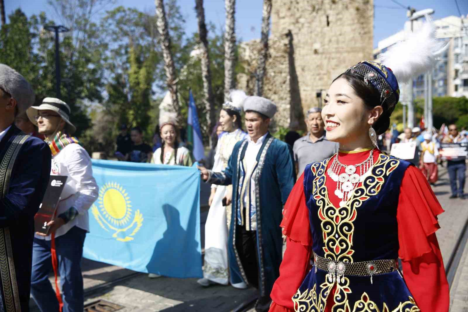 Antalya caddeleri Yörük Göçü’yle şenlendi
