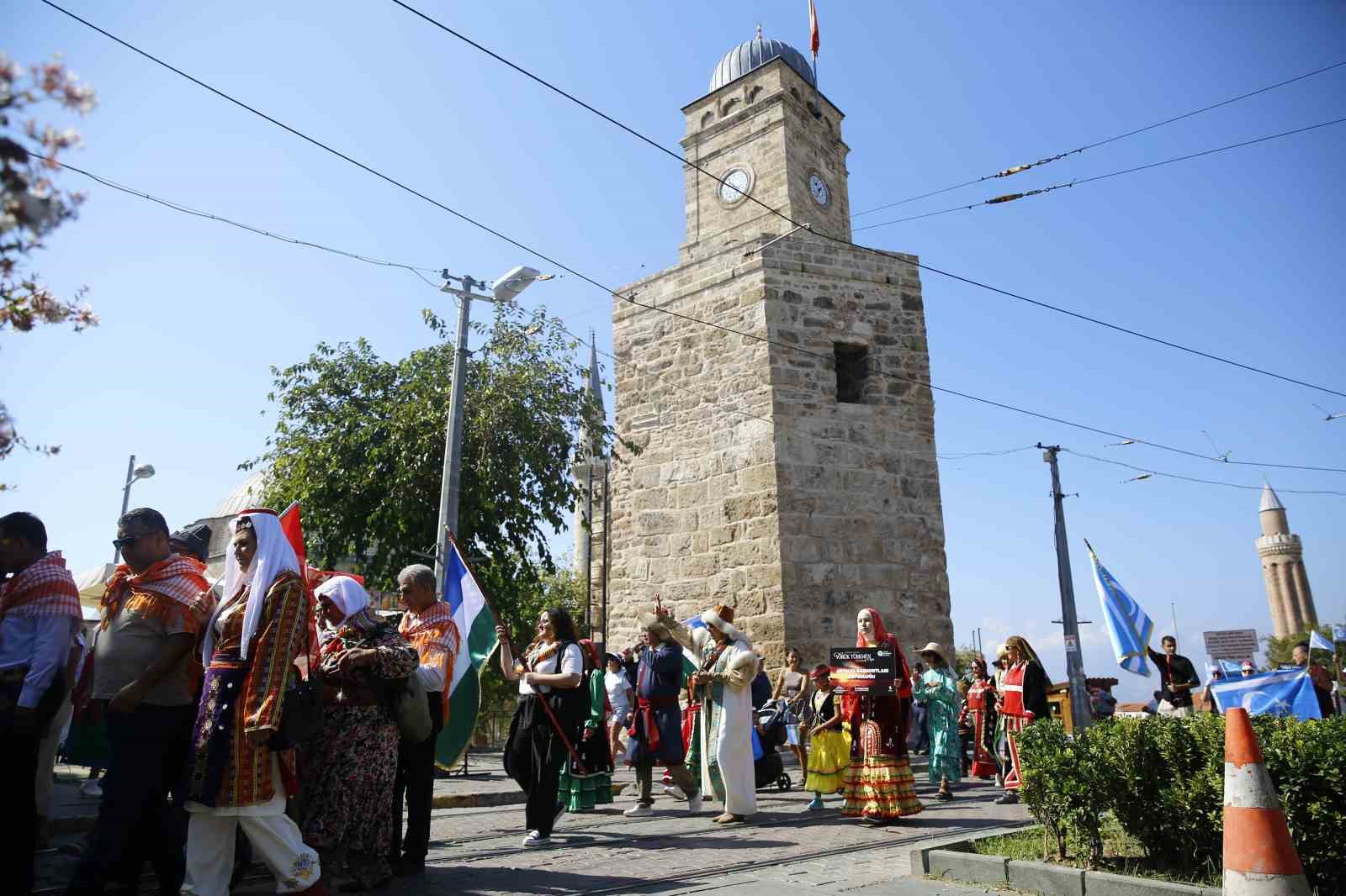 Antalya caddeleri Yörük Göçü’yle şenlendi
