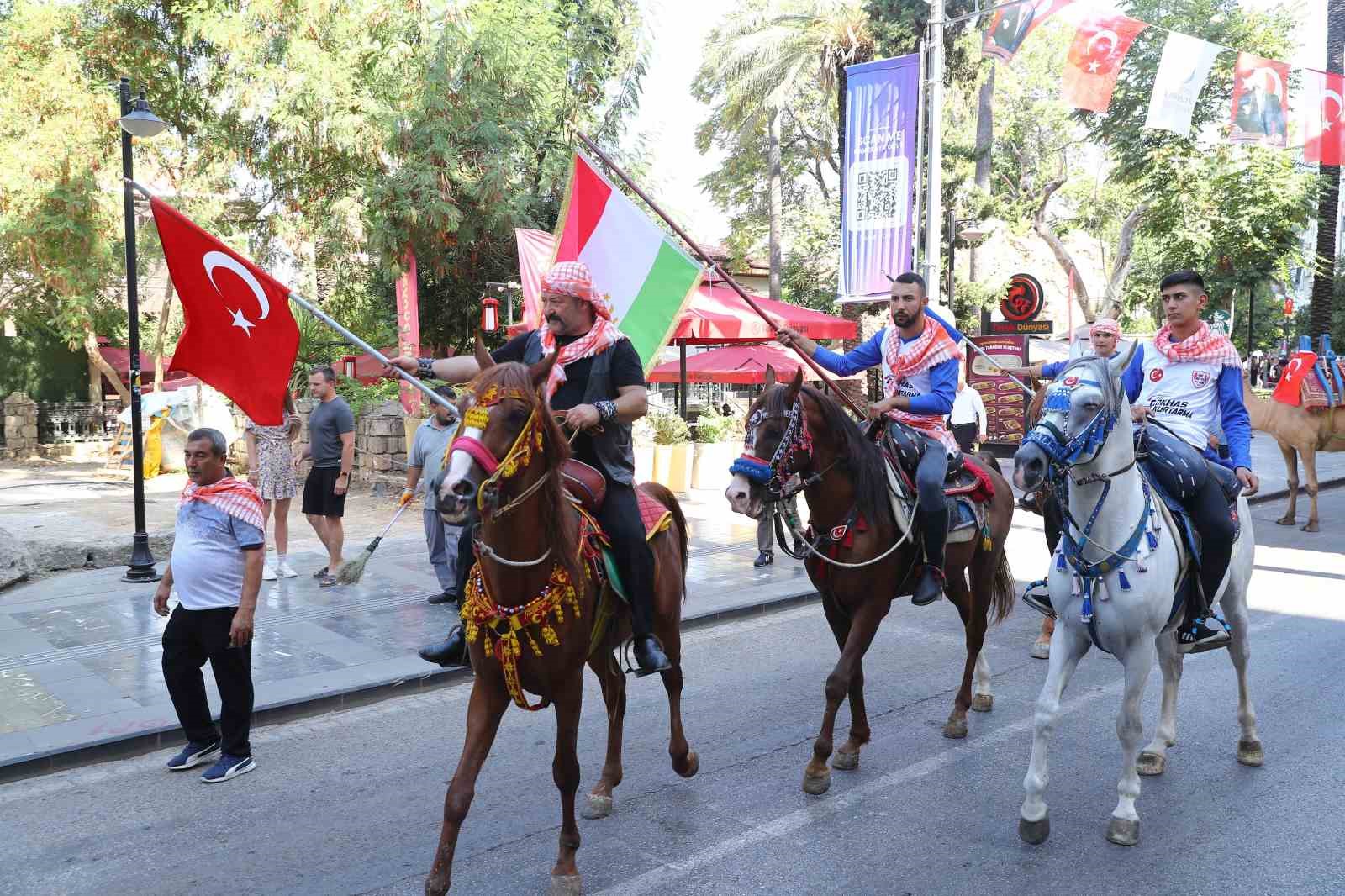 Antalya caddeleri Yörük Göçü’yle şenlendi
