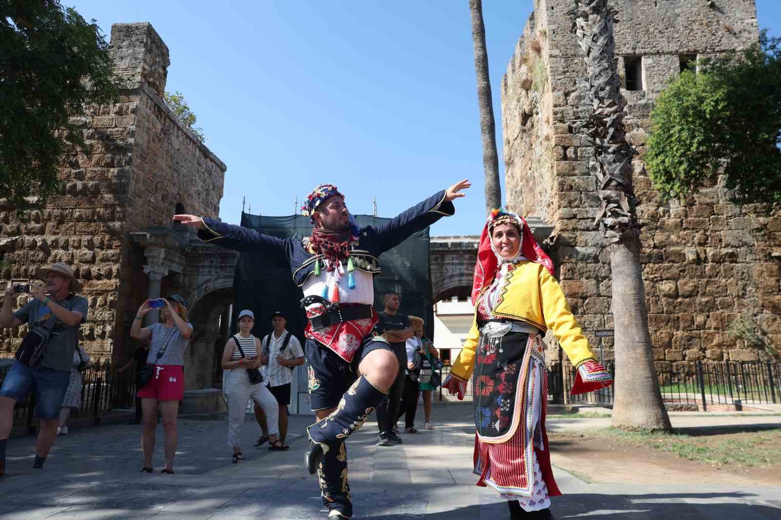 Antalya caddeleri Yörük Göçü’yle şenlendi
