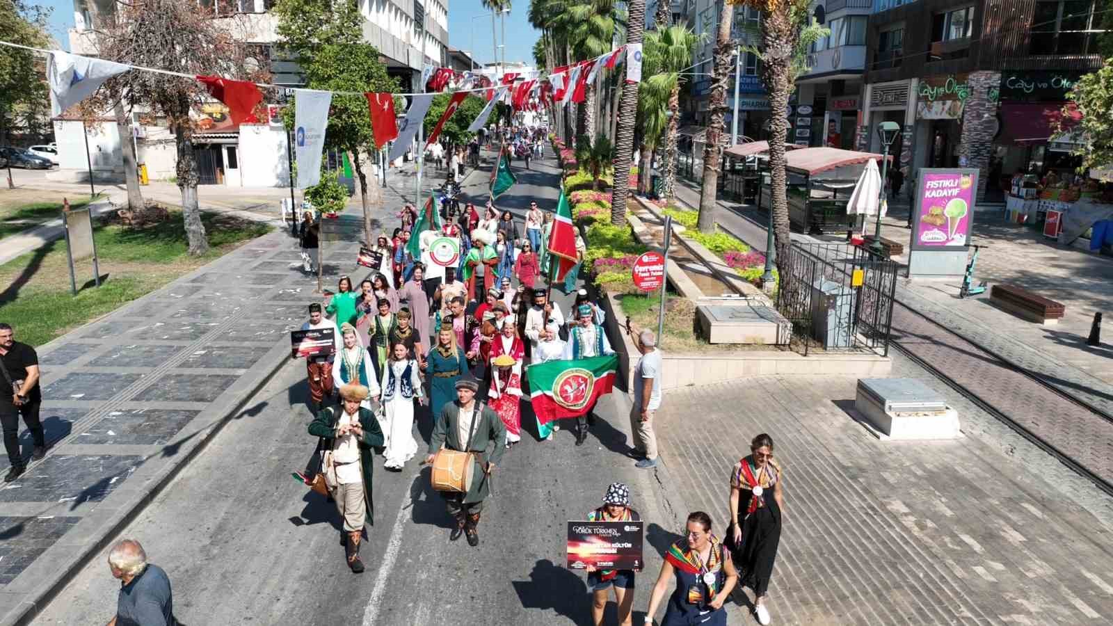 Antalya caddeleri Yörük Göçü’yle şenlendi
