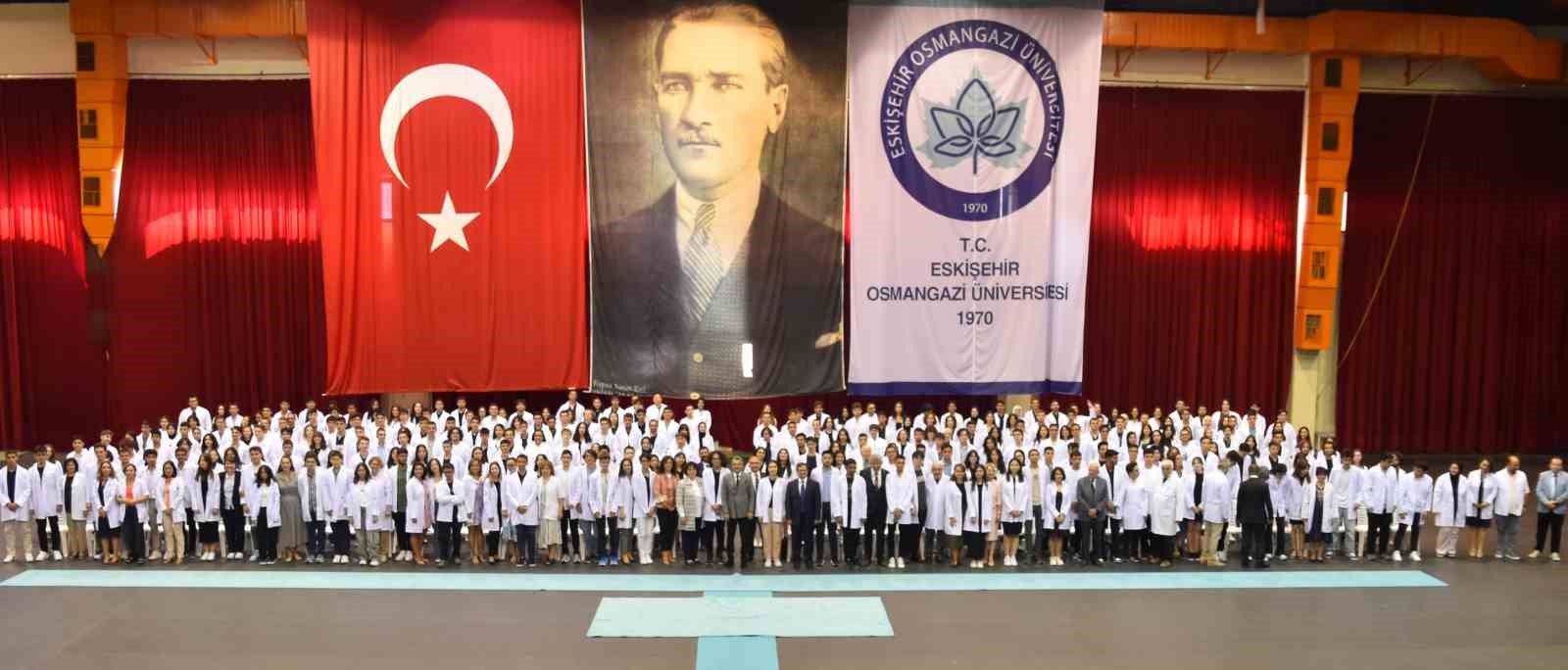 ESOGÜ Tıp Fakültesi’nin yeni öğrencileri beyaz önlüklerini giydi
