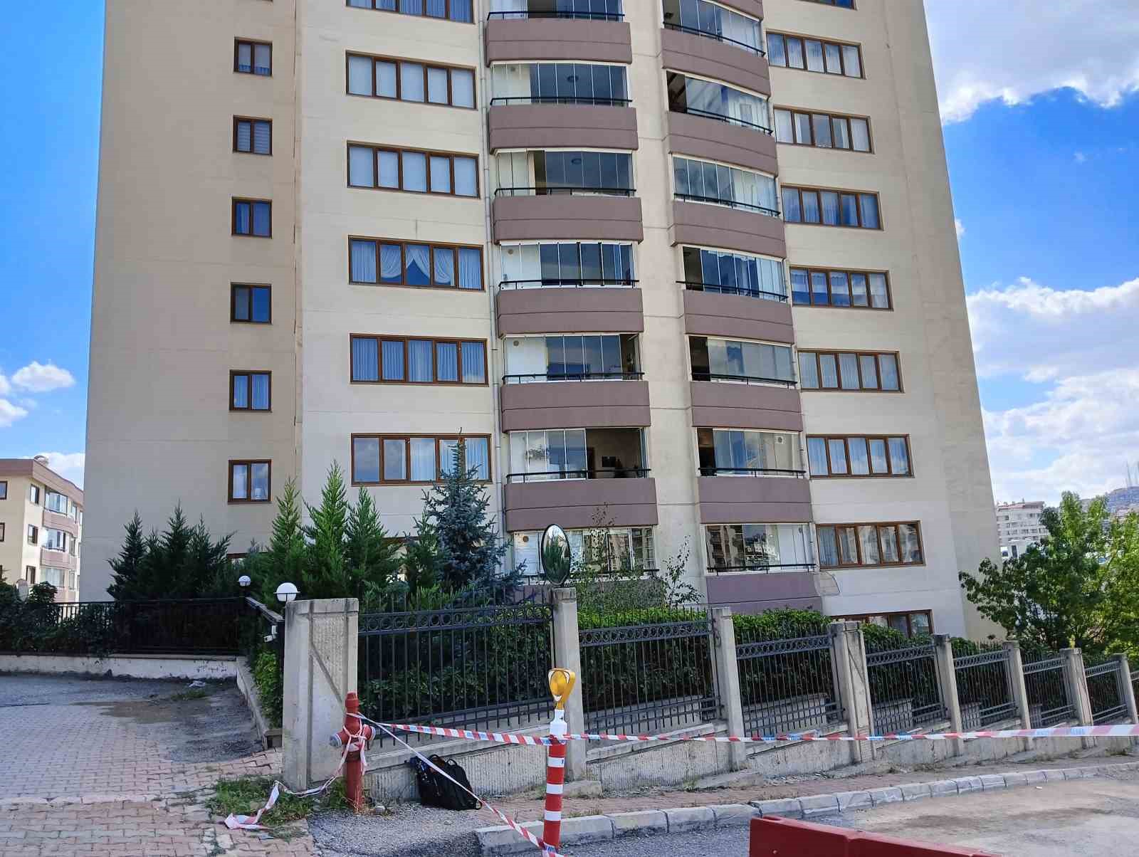 Site inşaatında ihmal iddiası: Önlem alınmadan başlanan çalışmalarda yol ve apartman bahçesinde çökmeler yaşandı
