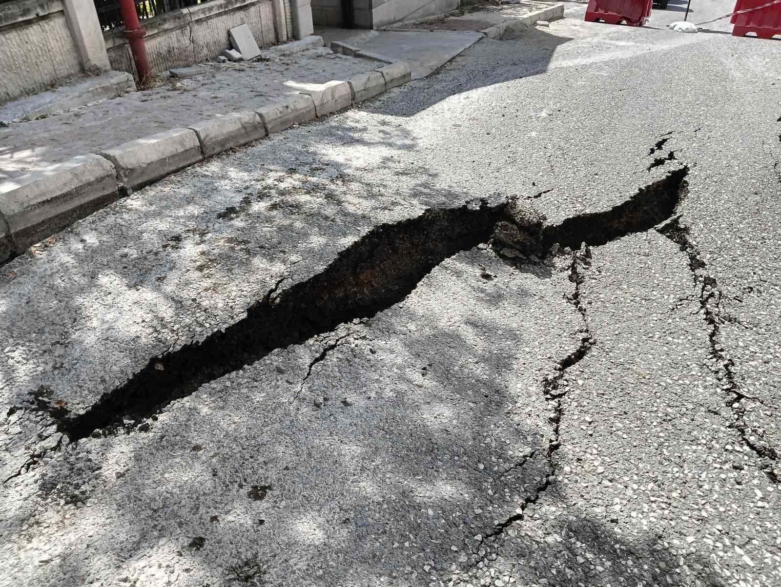 Site inşaatında ihmal iddiası: Önlem alınmadan başlanan çalışmalarda yol ve apartman bahçesinde çökmeler yaşandı
