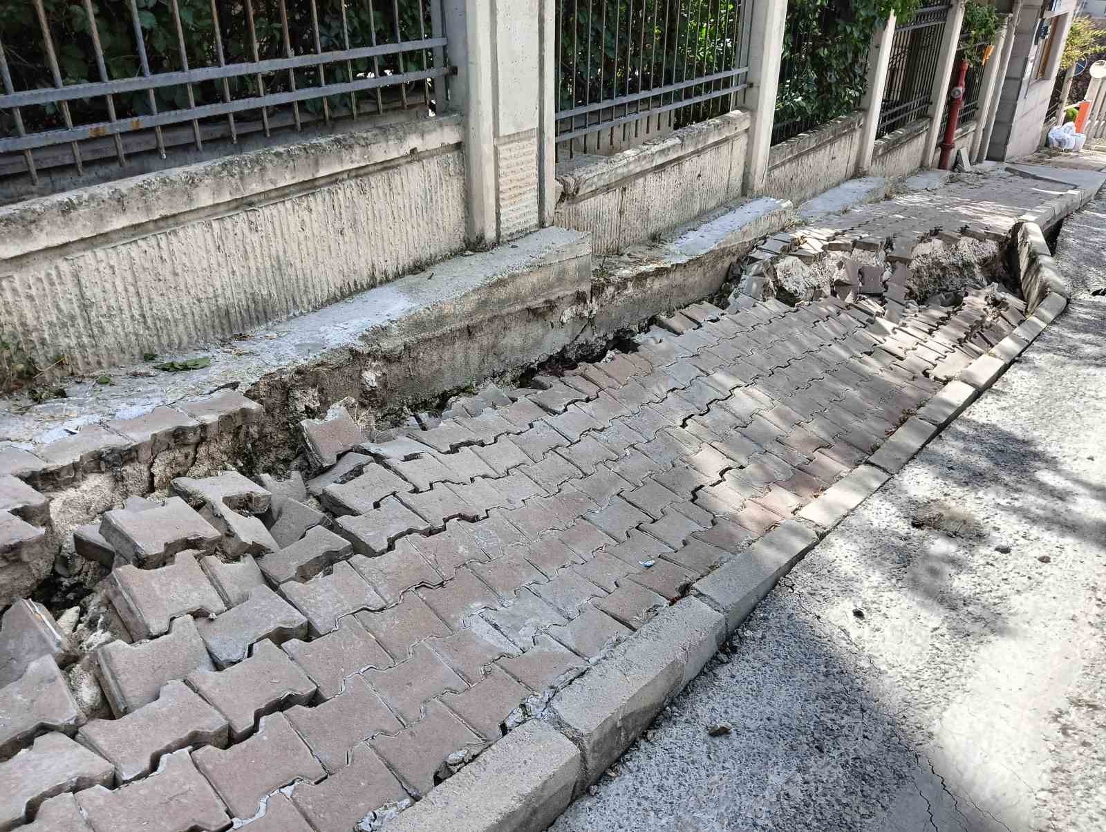 Site inşaatında ihmal iddiası: Önlem alınmadan başlanan çalışmalarda yol ve apartman bahçesinde çökmeler yaşandı
