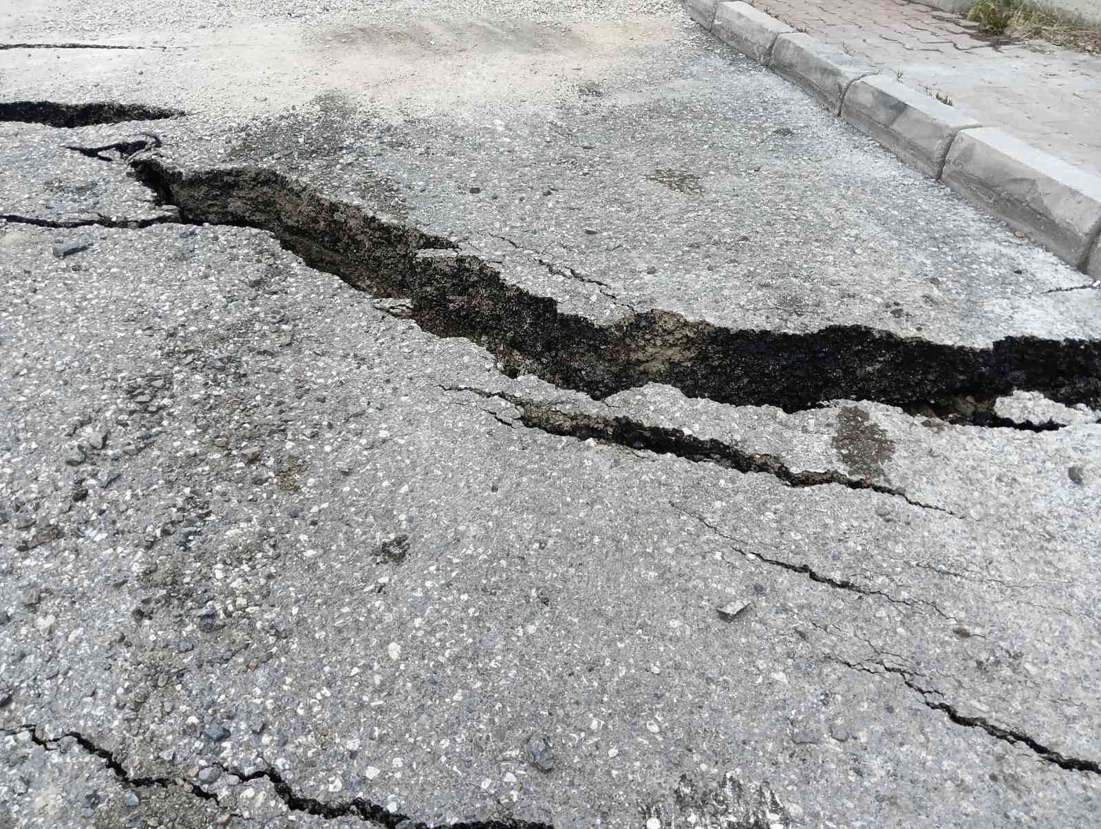 Site inşaatında ihmal iddiası: Önlem alınmadan başlanan çalışmalarda yol ve apartman bahçesinde çökmeler yaşandı
