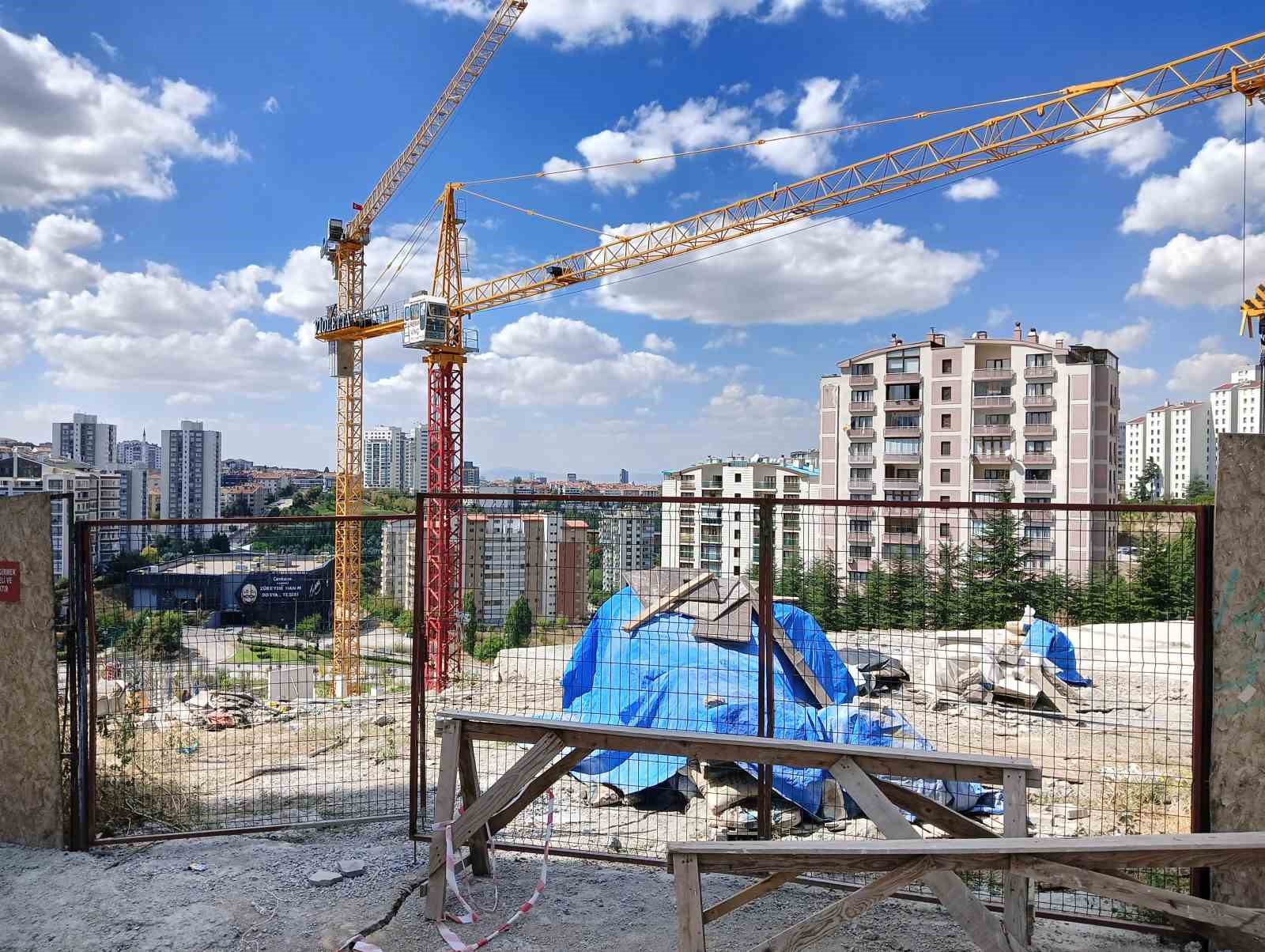 Site inşaatında ihmal iddiası: Önlem alınmadan başlanan çalışmalarda yol ve apartman bahçesinde çökmeler yaşandı
