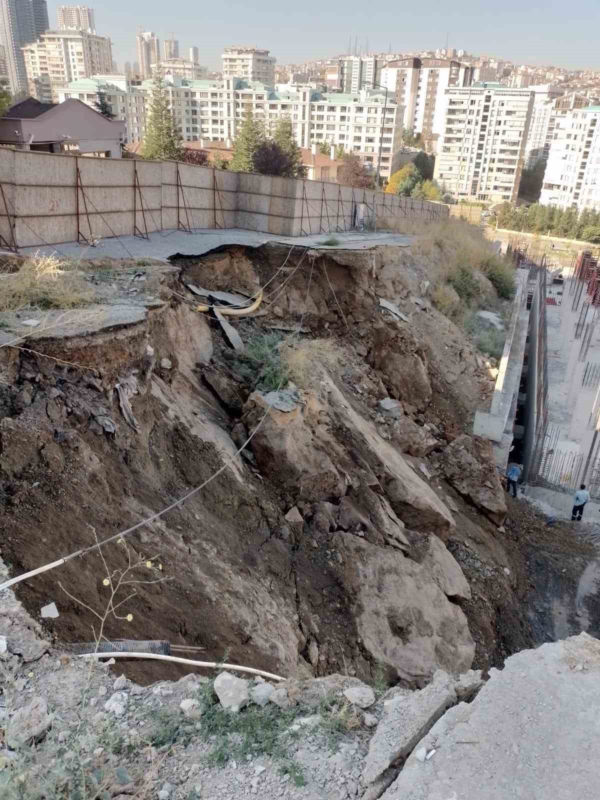 Site inşaatında ihmal iddiası: Önlem alınmadan başlanan çalışmalarda yol ve apartman bahçesinde çökmeler yaşandı
