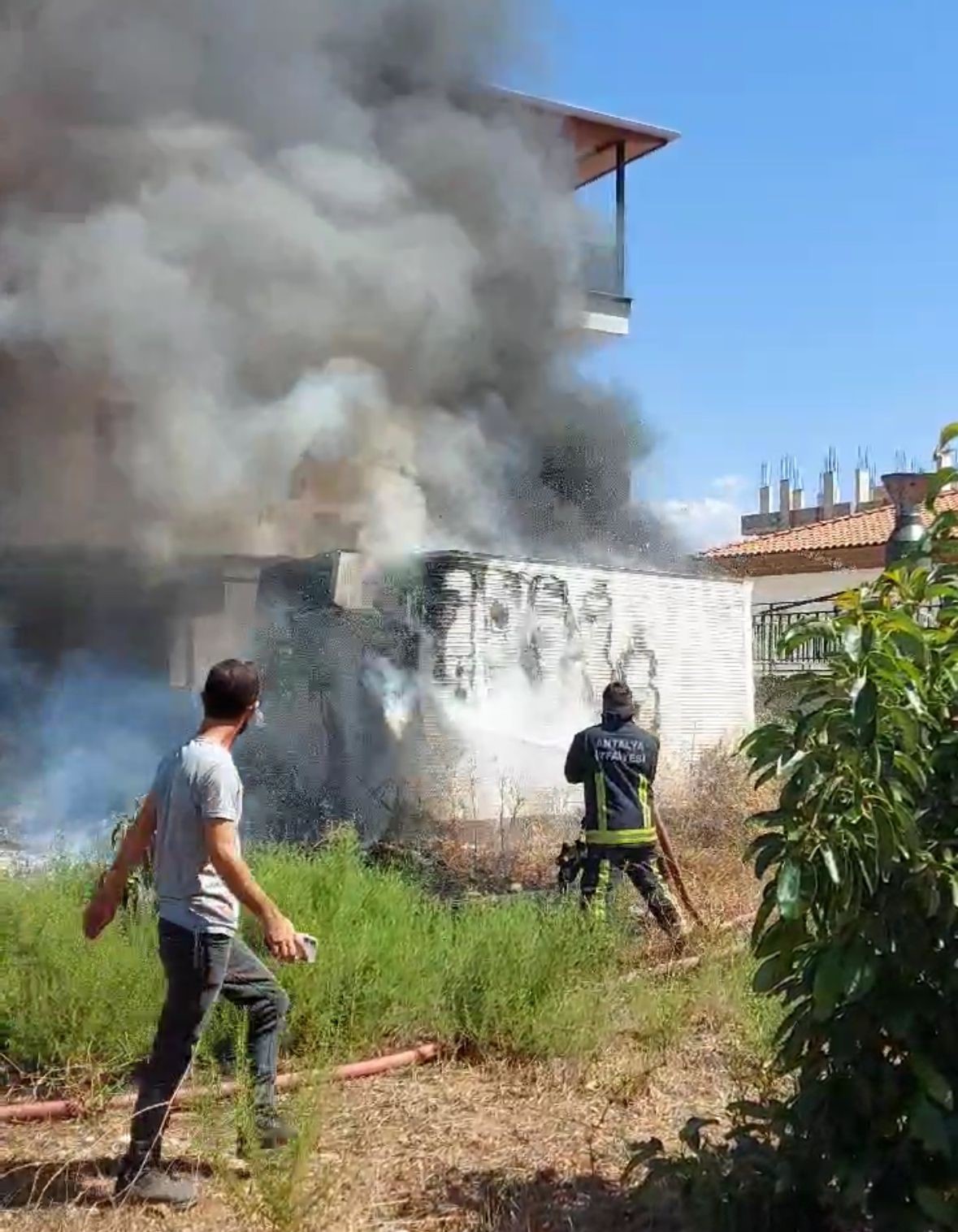 Bahçe temizliği için yakılan ateş konteyneri küle çevirdi
