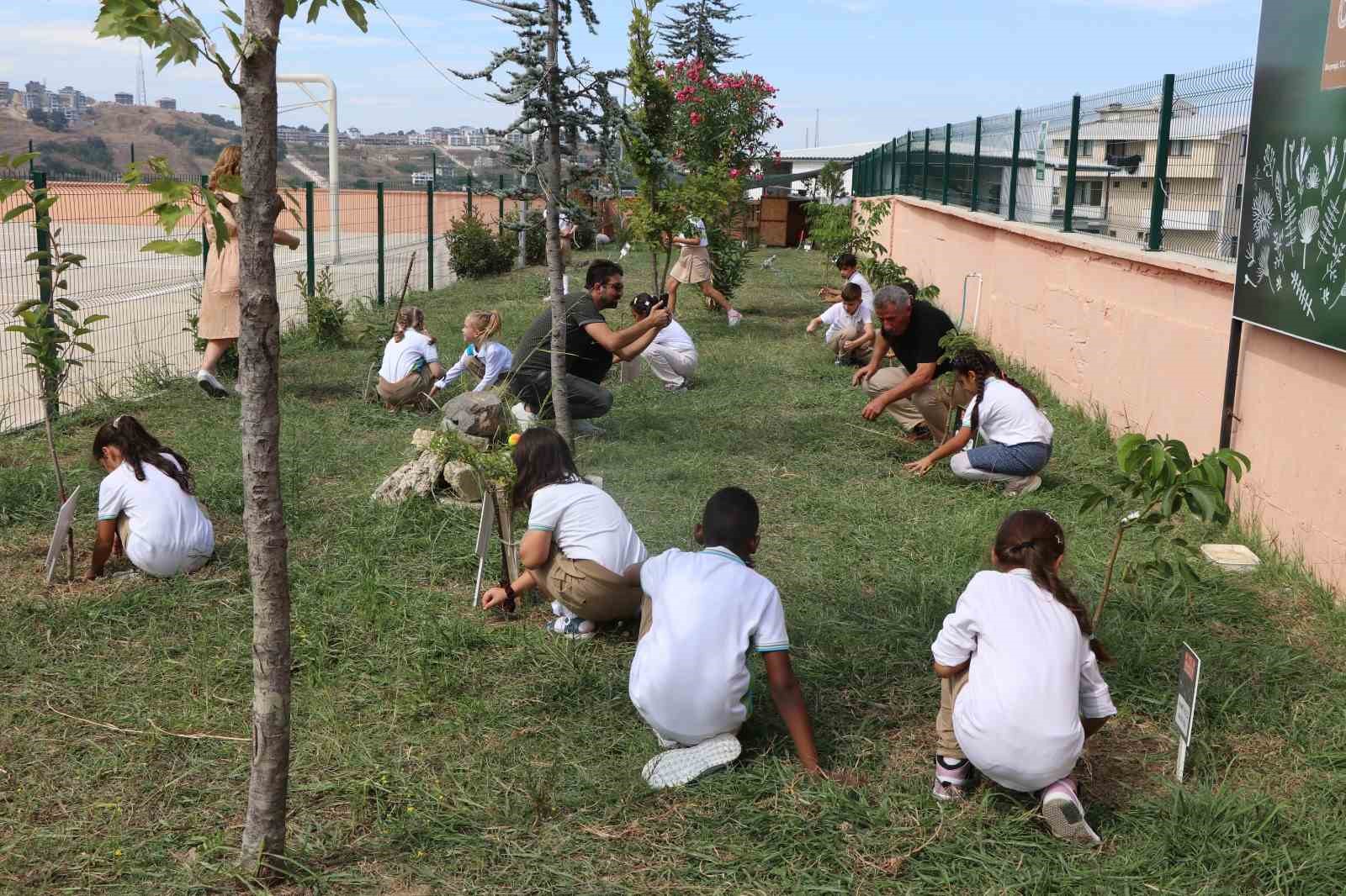 Okuldaki Çiftlik Projesi’nin ilk hasadını öğrenciler yaptı
