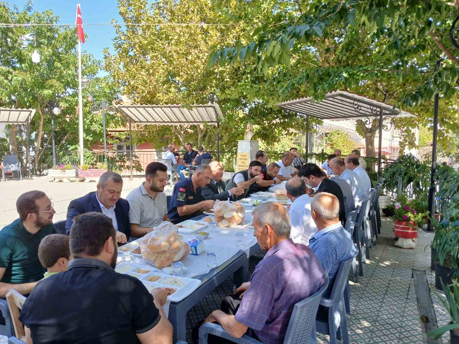 Bol suya kavuşan Hasanlar köylüleri hayır yemeği verdi
