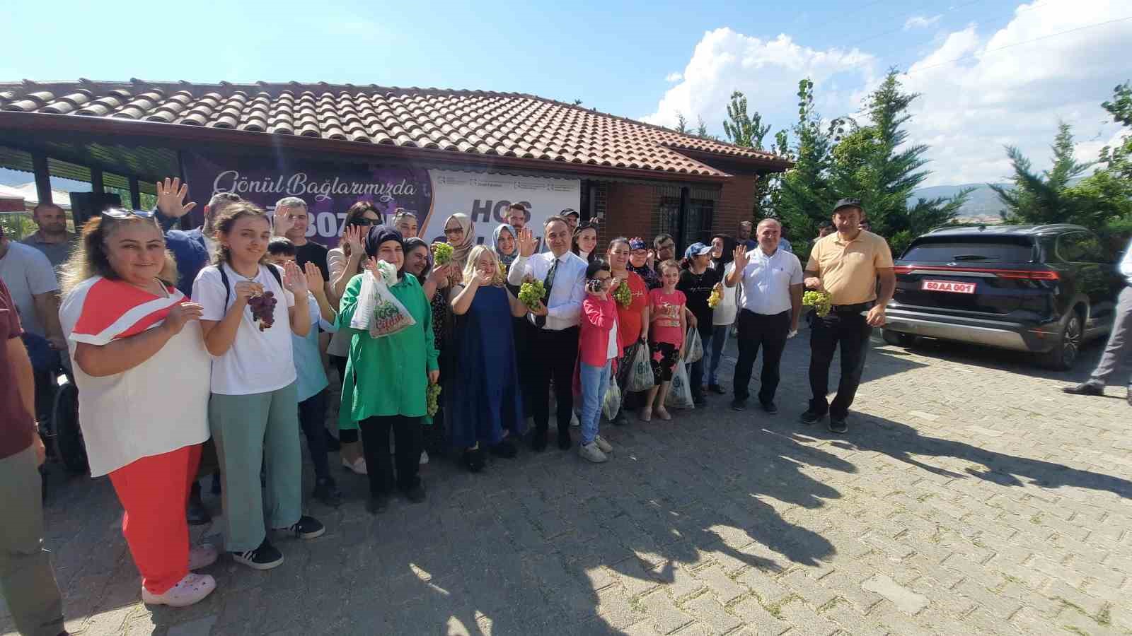 Özel bireyler bağ bozumuyla üzüm topladı
