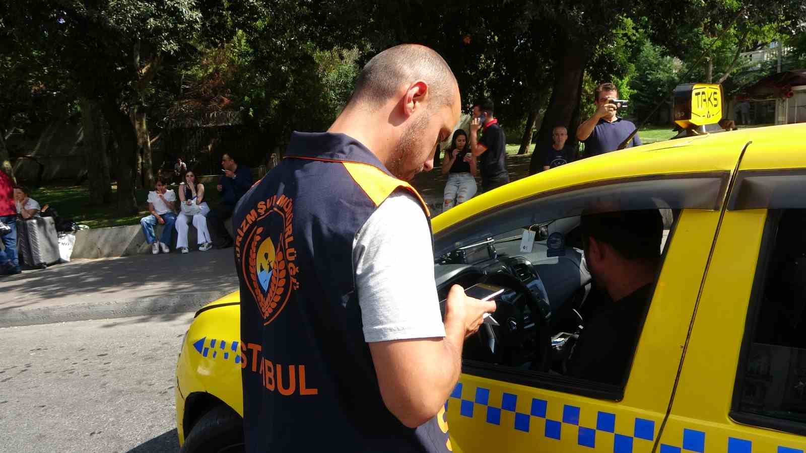 Taksim’de taksimetre açmayan taksilere ceza
