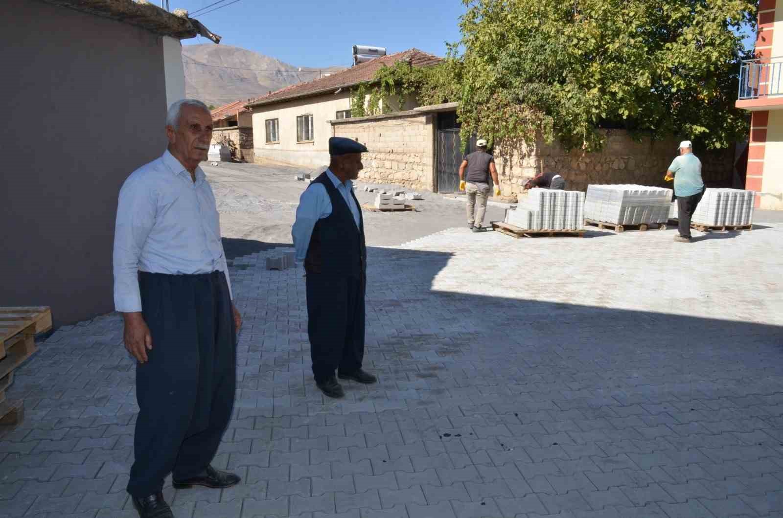 Beydağı Mahallesi ve Cemevi’nde kilit taşı çalışmaları
