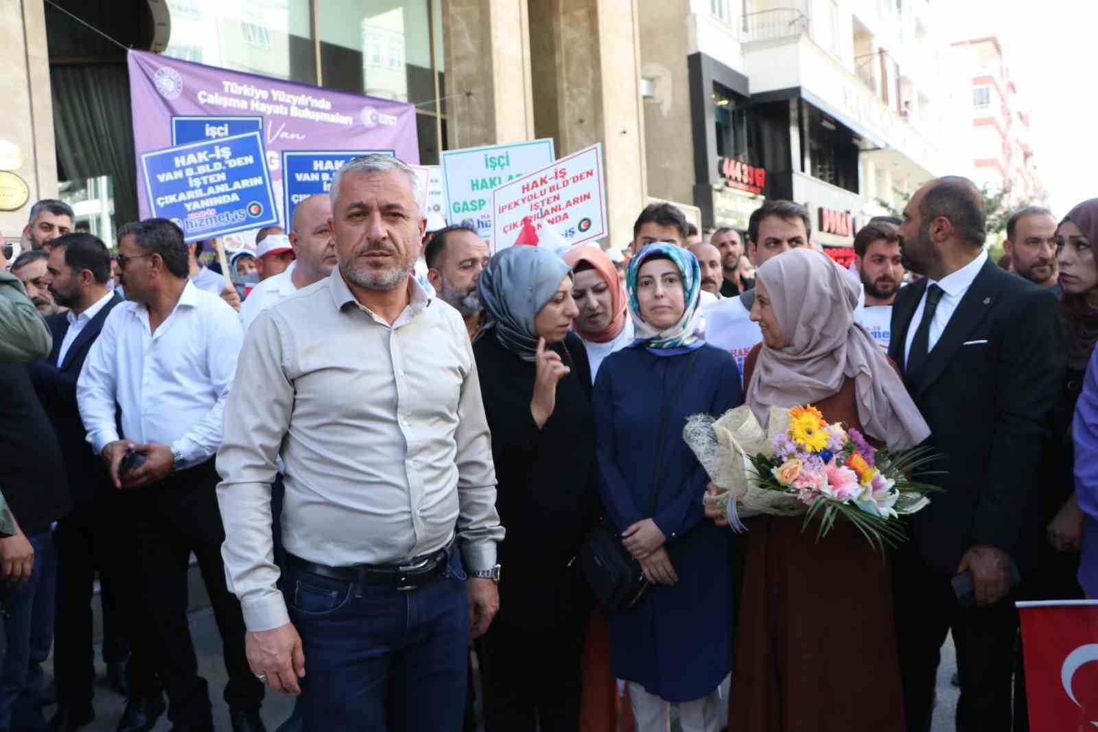 Bakan Işıkhan’dan işten çıkarılan belediye işçilerine destek
