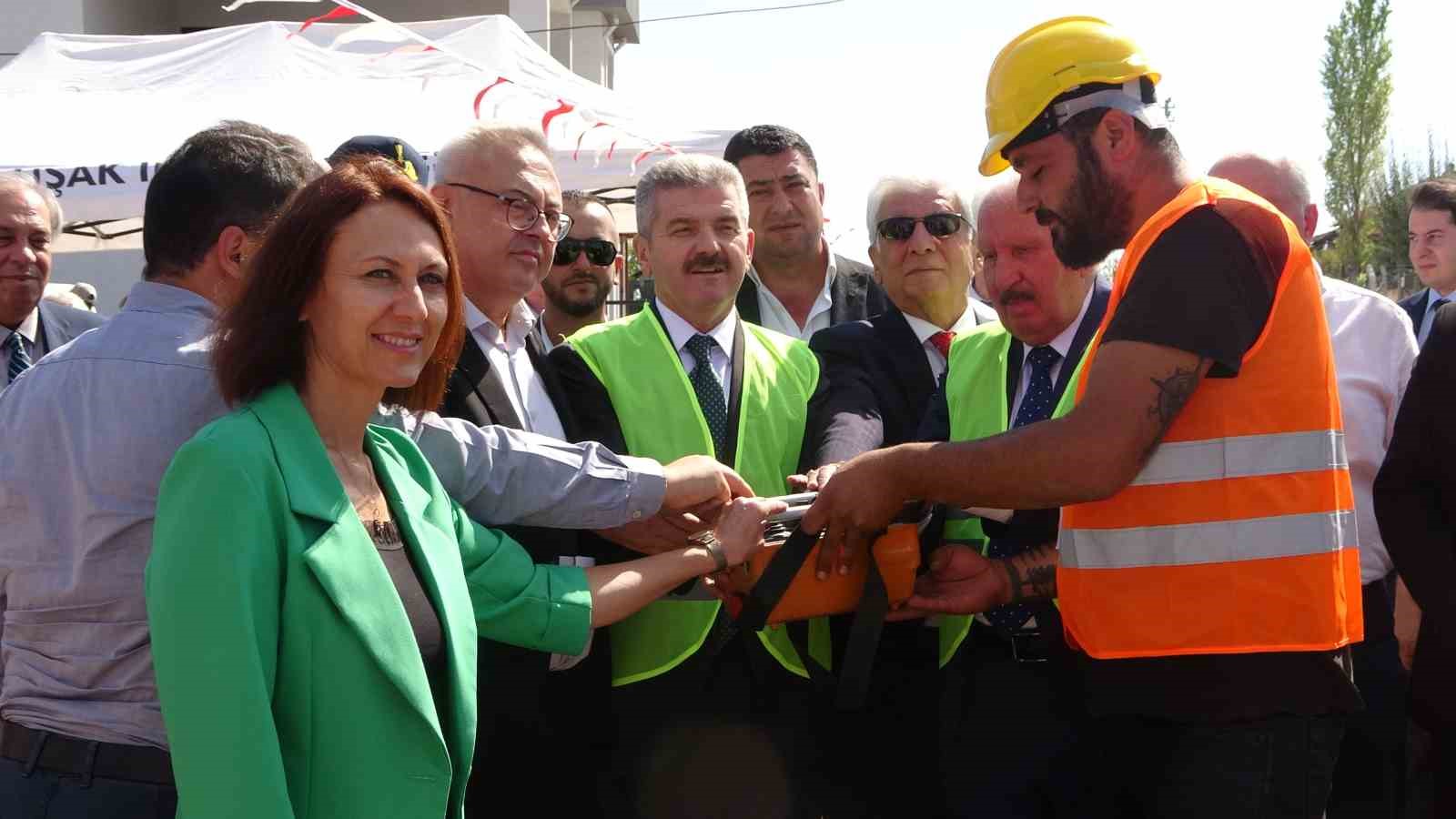 Uşak’ta hayırsever tarafından yapılan okulun temeli törenle atıldı
