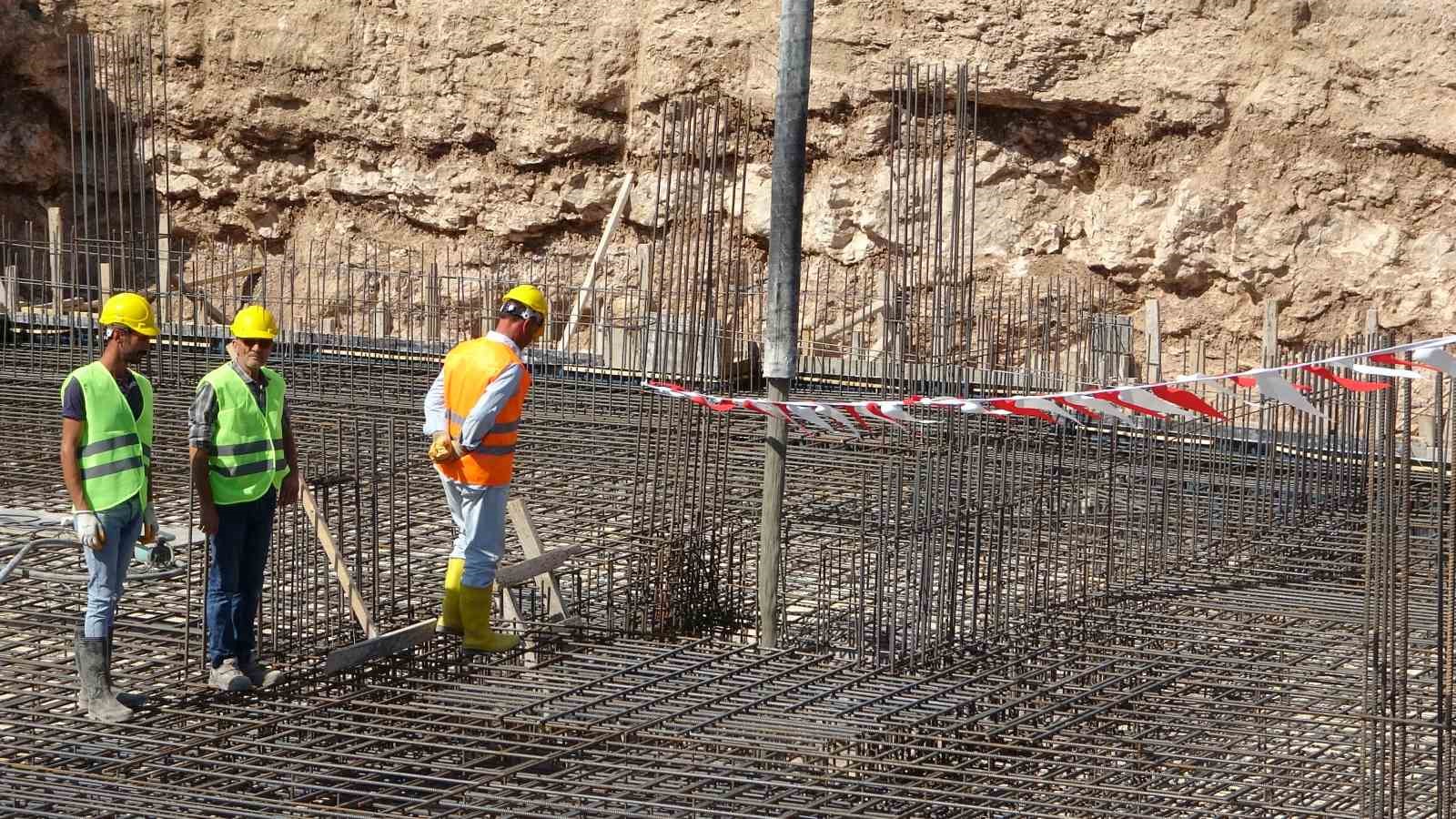 Uşak’ta hayırsever tarafından yapılan okulun temeli törenle atıldı
