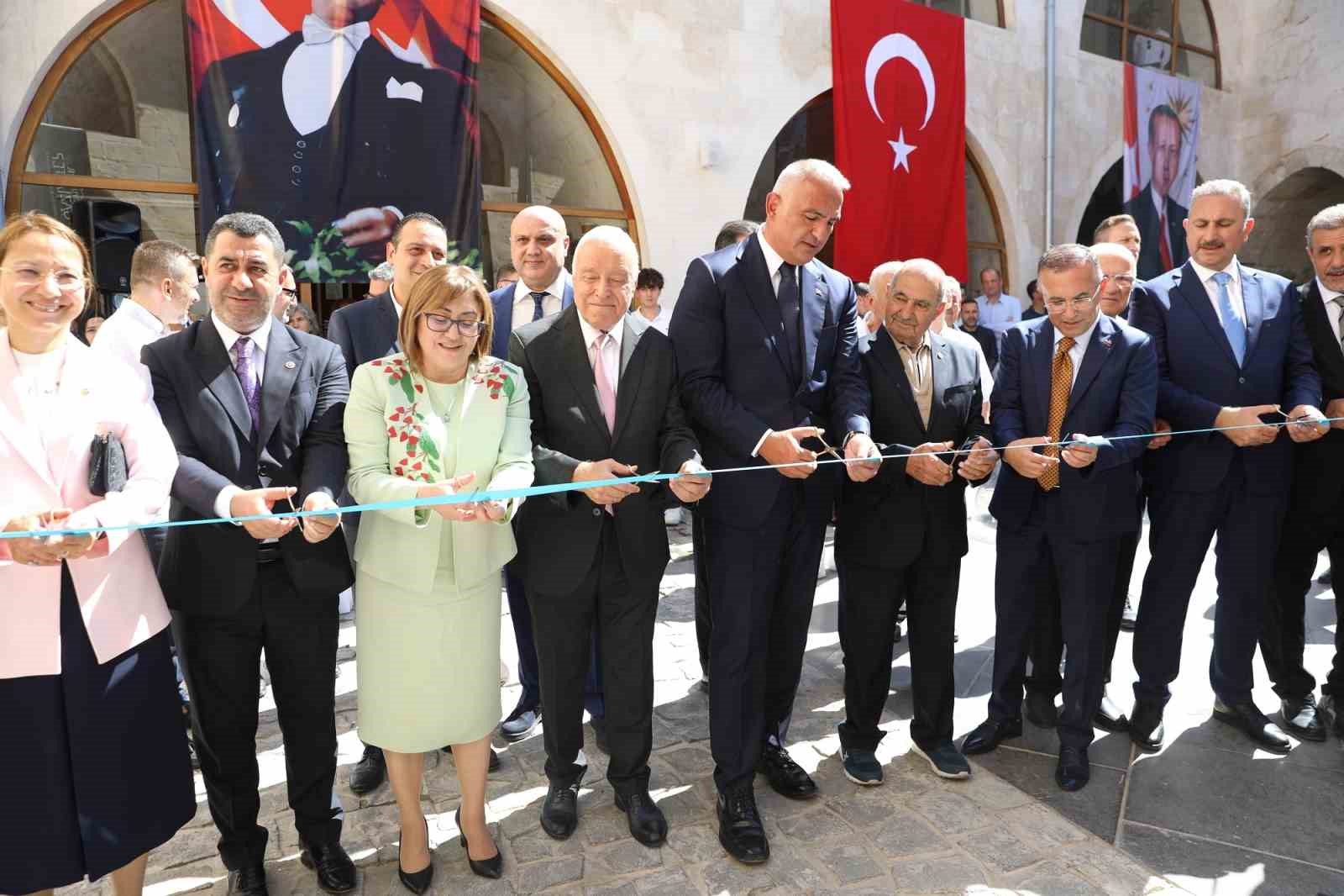 Bakan Ersoy ve Başkan Şahin, üzüm pekmezi yaptı
