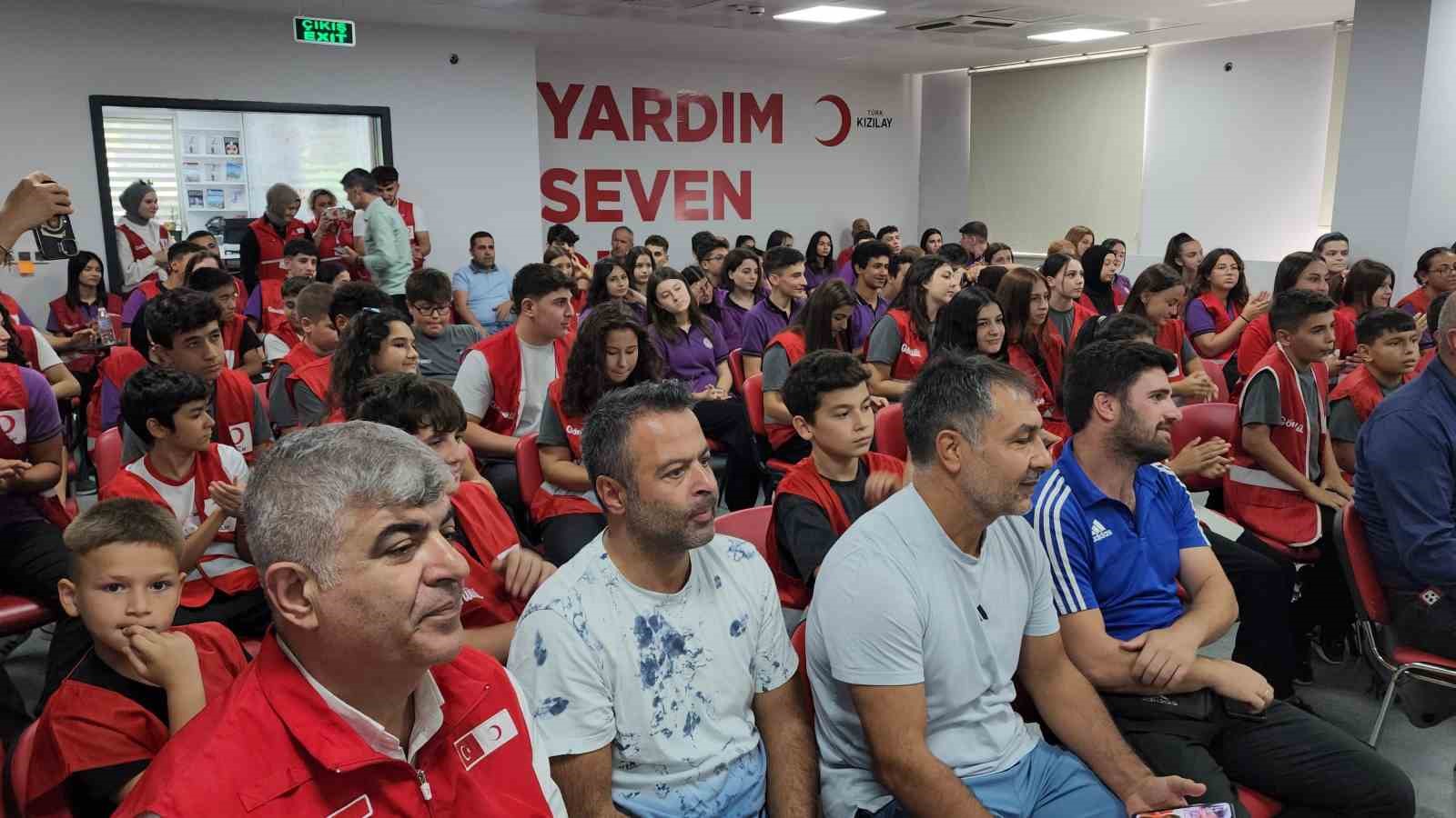 Milli güreşçiler, genç sporcularla buluşup kan bağışladı
