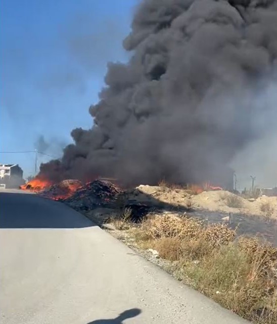 Arnavutköy’de otluk alanda çıkan yangın depoya sıçradı
