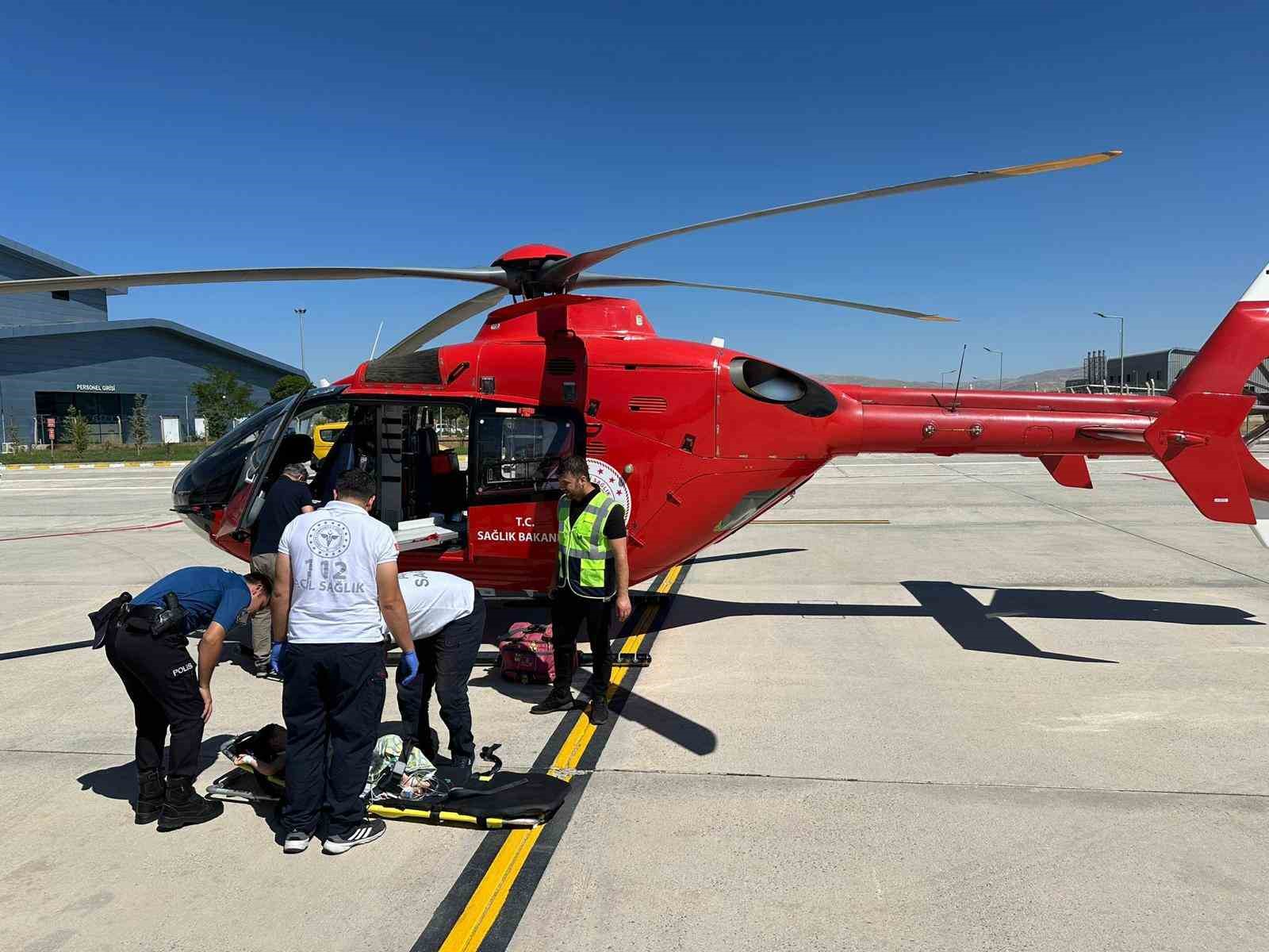 Muş’ta ambulans helikopter 3 yaşındaki hasta için havalandı
