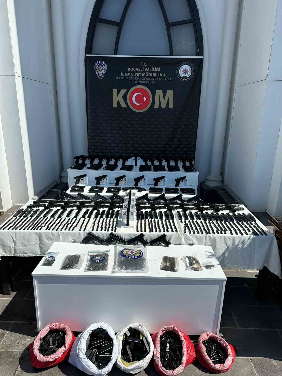 TEM’de durdurulan 3 araçtan 101 adet tabanca çıktı
