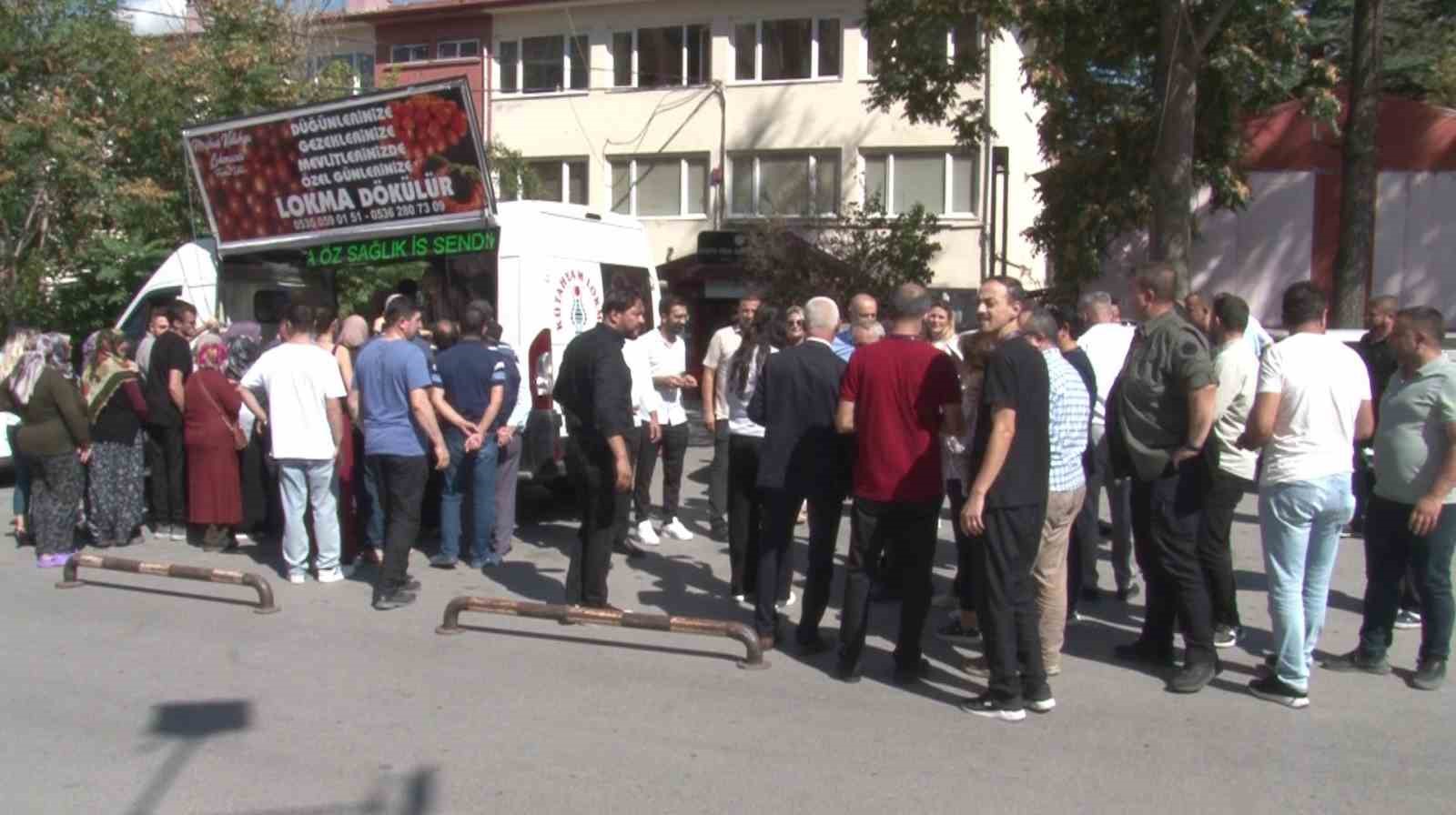 Kütahya’da Öz Sağlık İş Sendikası’ndan, vefat eden üyeleri ve tüm şehitler için lokma ikramı
