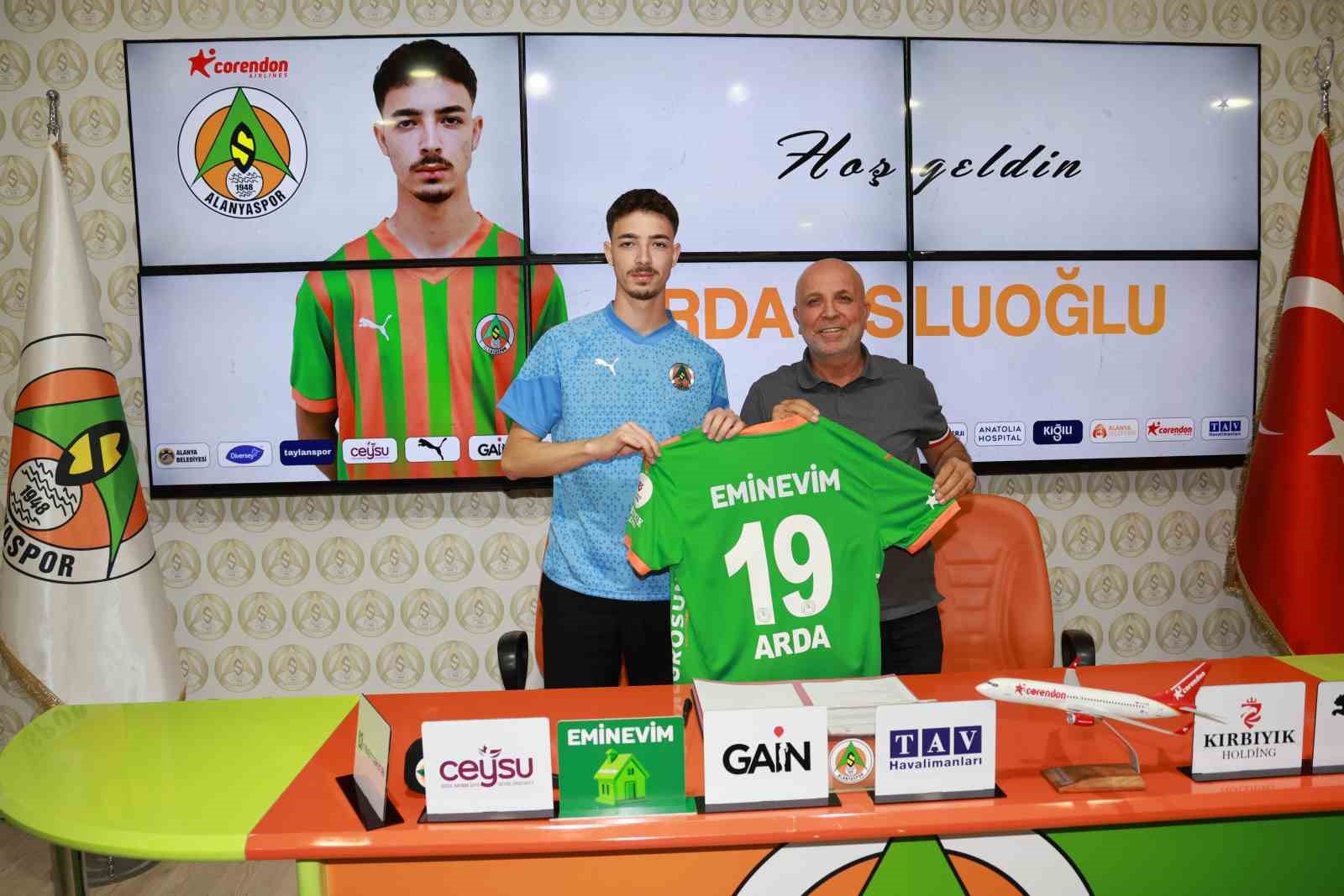 Alanyaspor, genç santrforu renklerine bağladı
