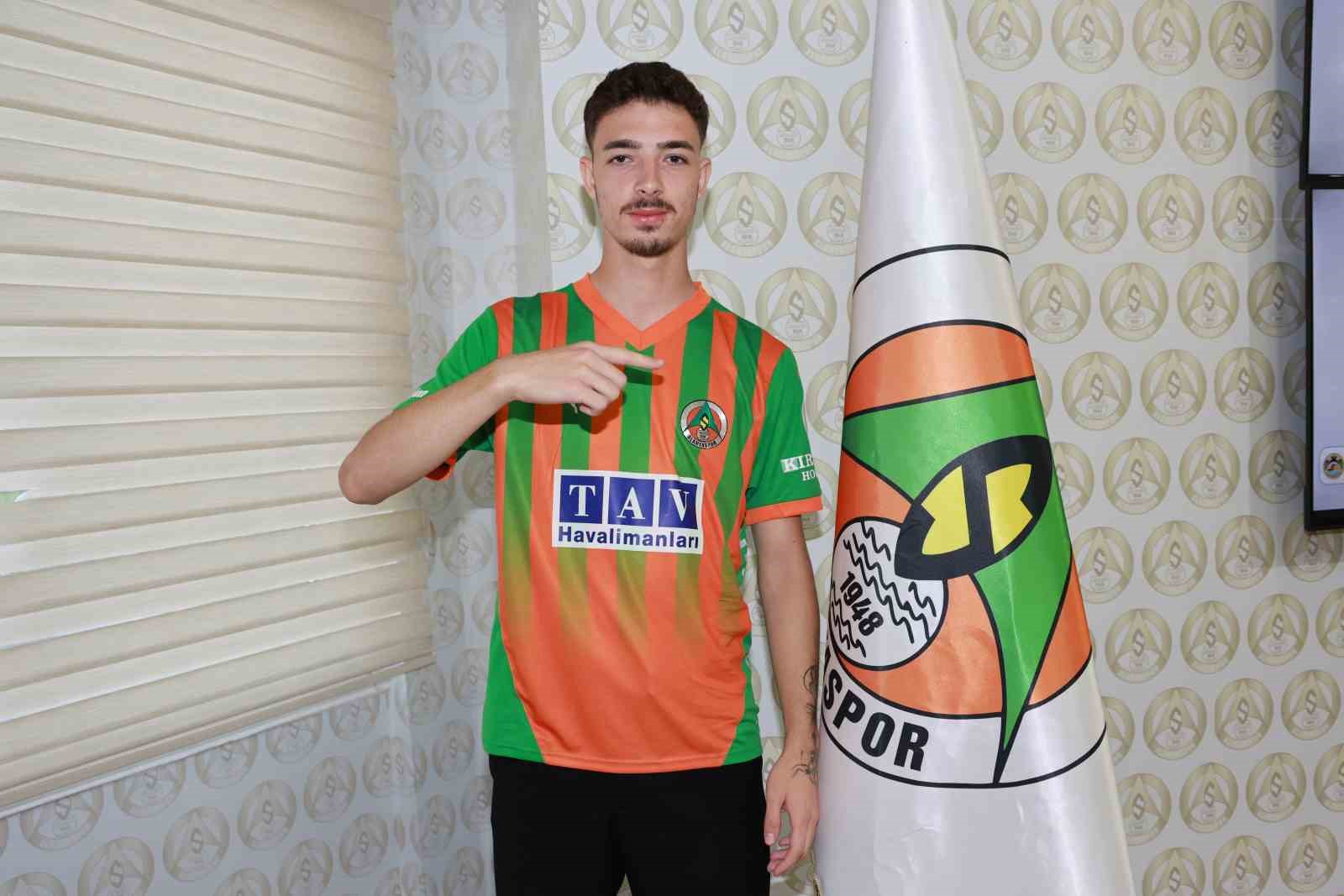 Alanyaspor, genç santrforu renklerine bağladı
