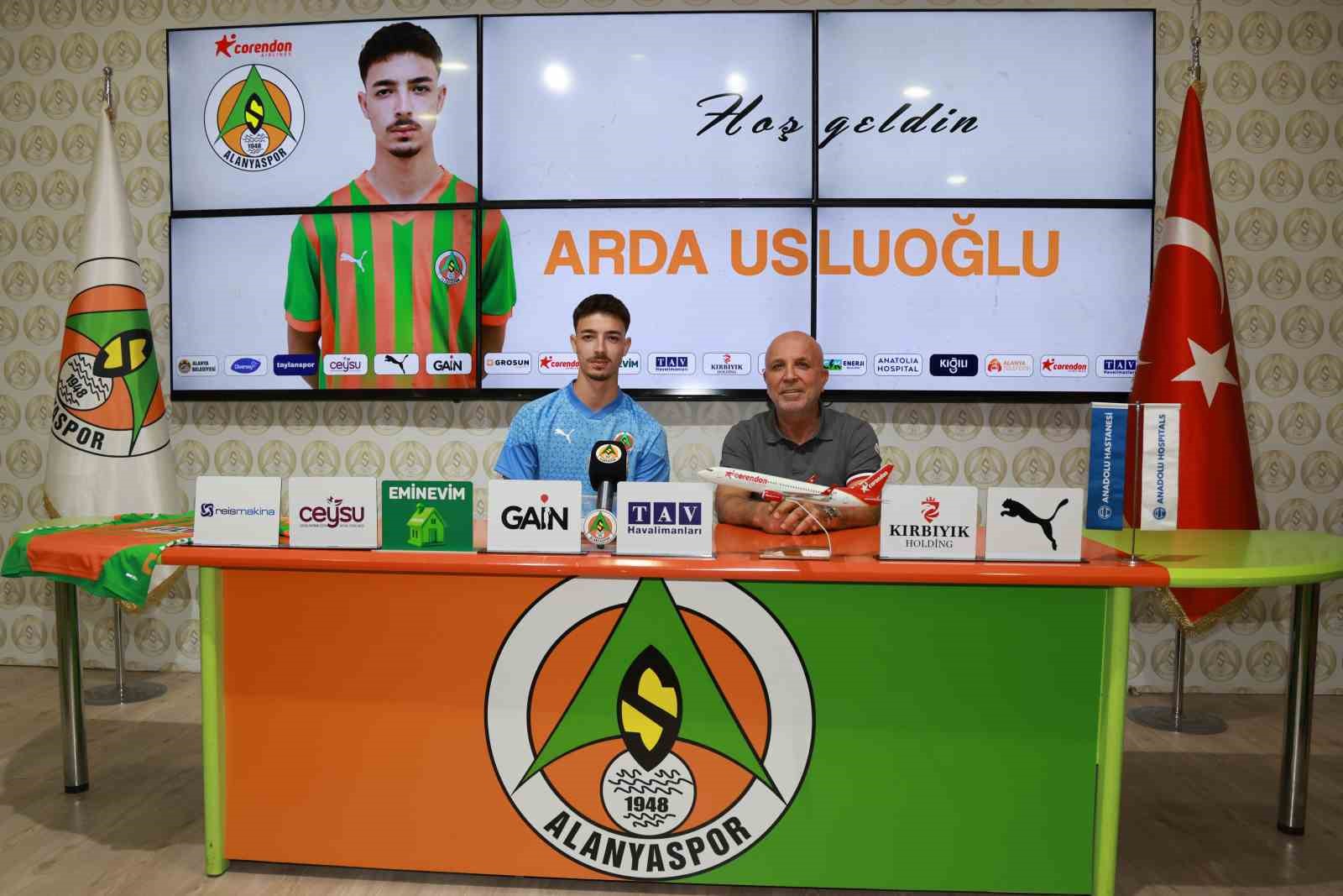 Alanyaspor, genç santrforu renklerine bağladı
