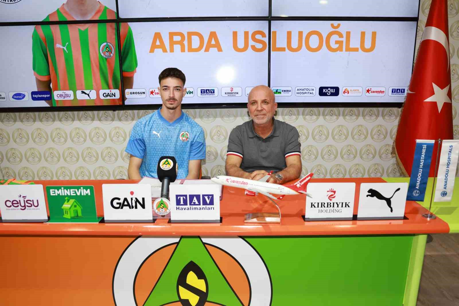 Alanyaspor, genç santrforu renklerine bağladı
