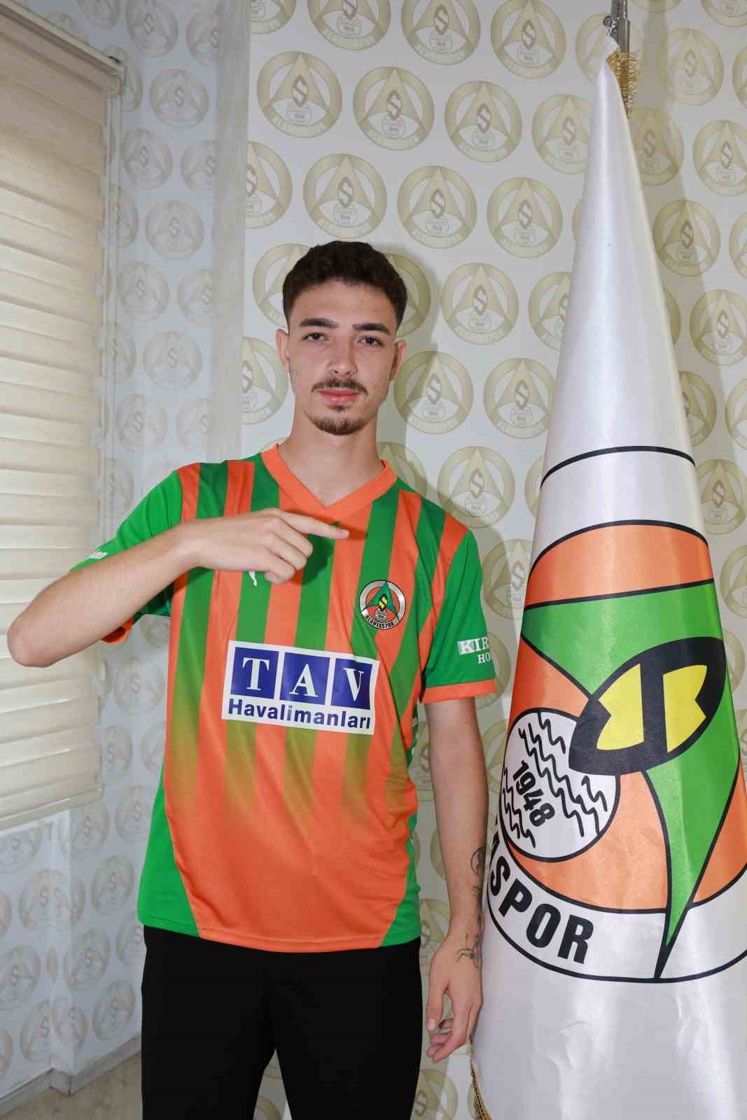 Alanyaspor, genç santrforu renklerine bağladı
