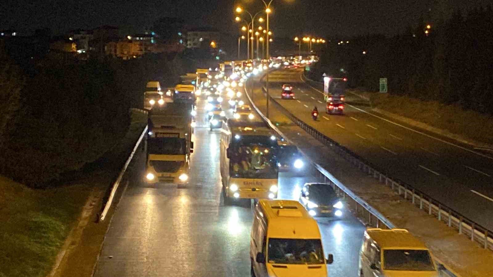 TEM Otoyolu’nda seyir halindeki araç alev topuna döndü
