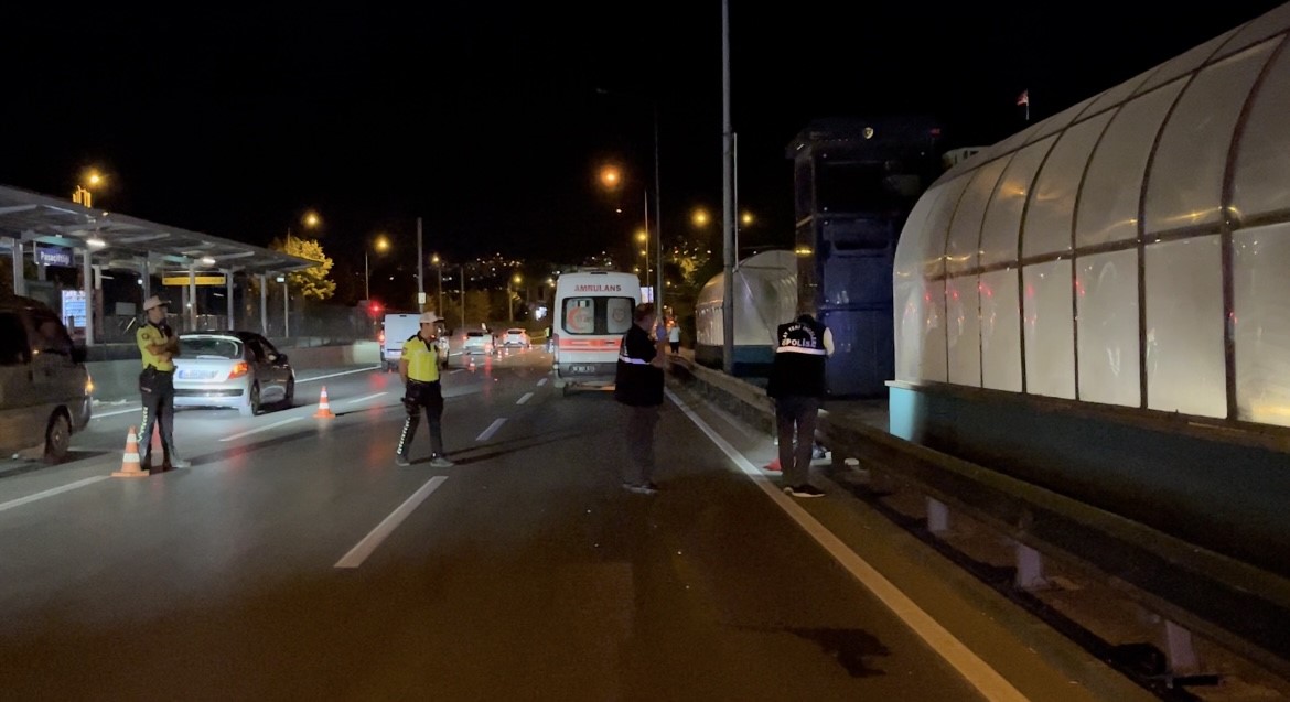 Bursa’da kontrolden çıkan motokurye bariyerlere girdi: 1 ölü
