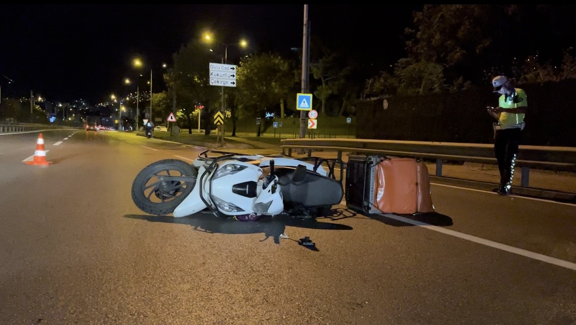 Bursa’da kontrolden çıkan motokurye bariyerlere girdi: 1 ölü
